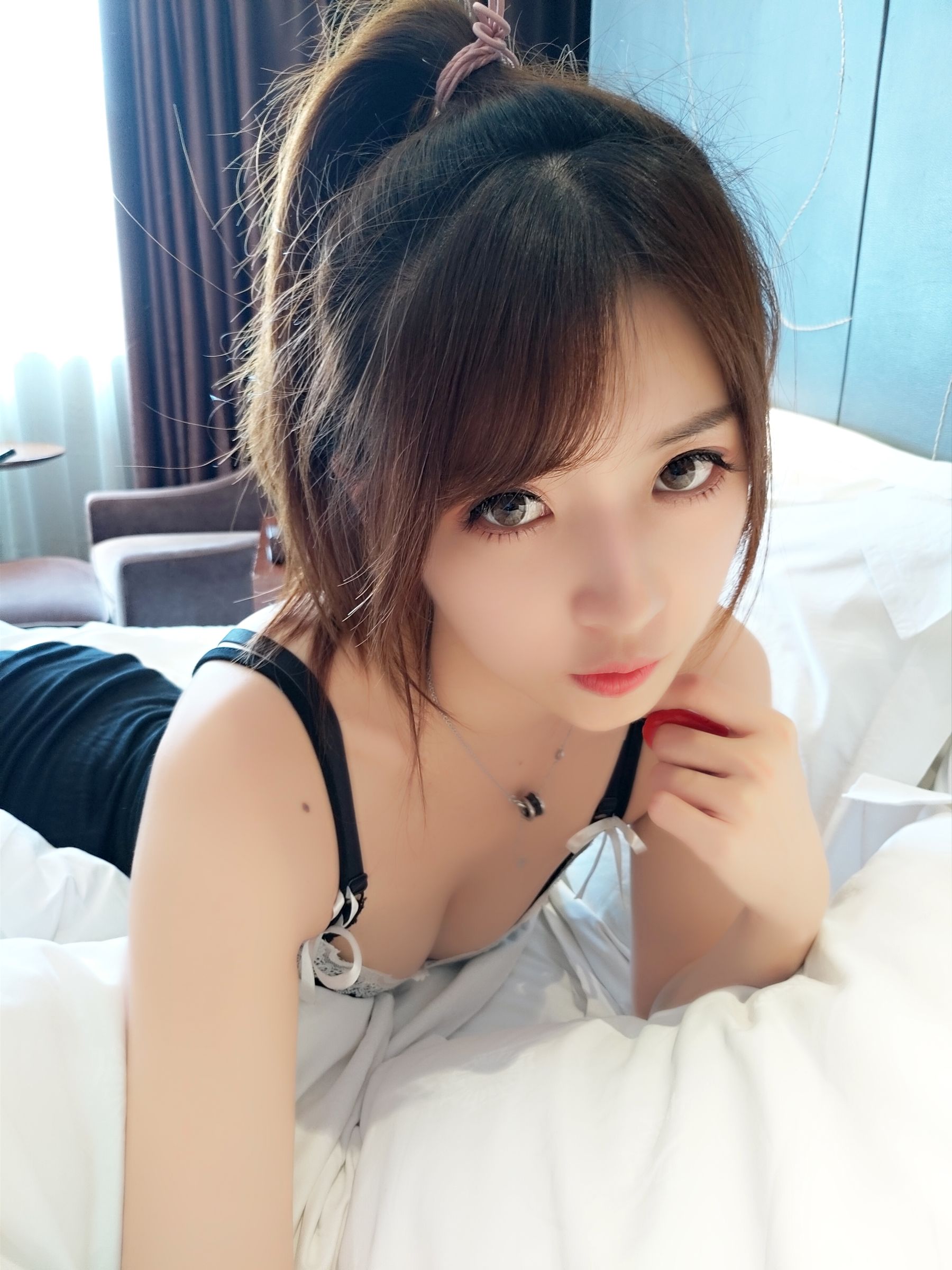 斗鱼主播小女巫露娜 – 黑色吊带裙 [36P] - 秀人网免费无水印在线套图写真