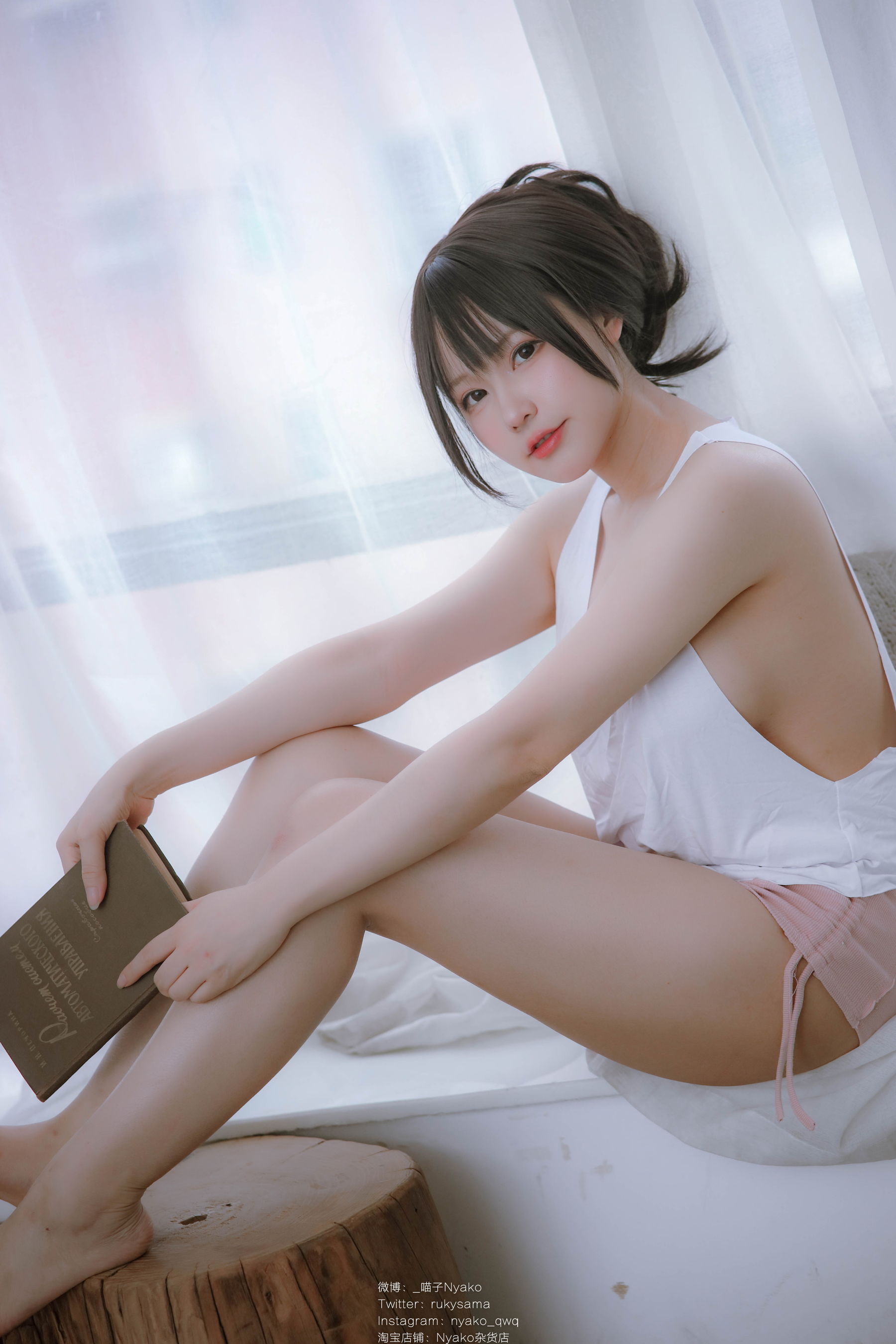 萌妹子Nyako喵子 – 隣のやばいお姉さん 背心 [78P] - 秀人网免费无水印在线套图写真