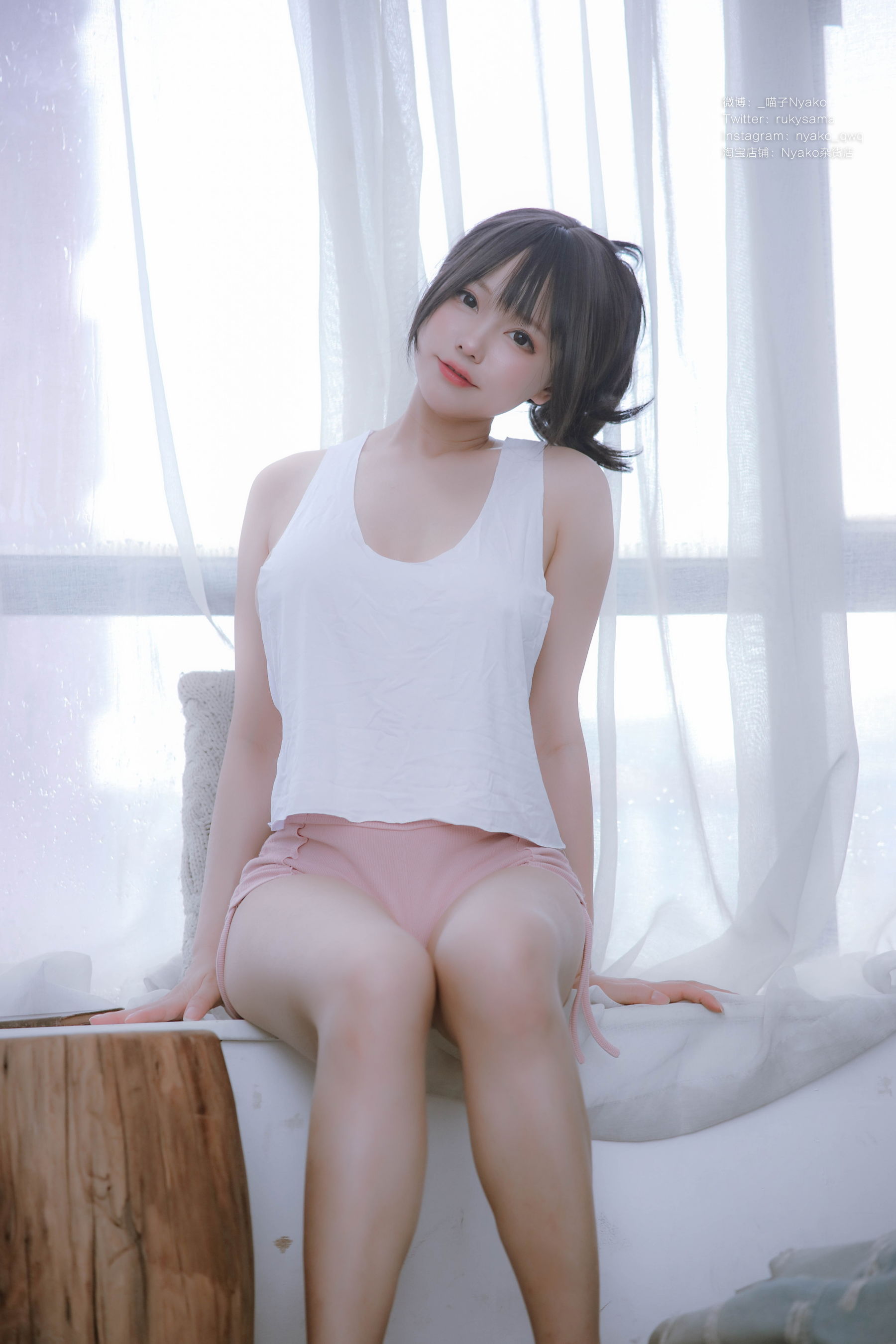 萌妹子Nyako喵子 – 隣のやばいお姉さん 背心 [78P] - 秀人网免费无水印在线套图写真