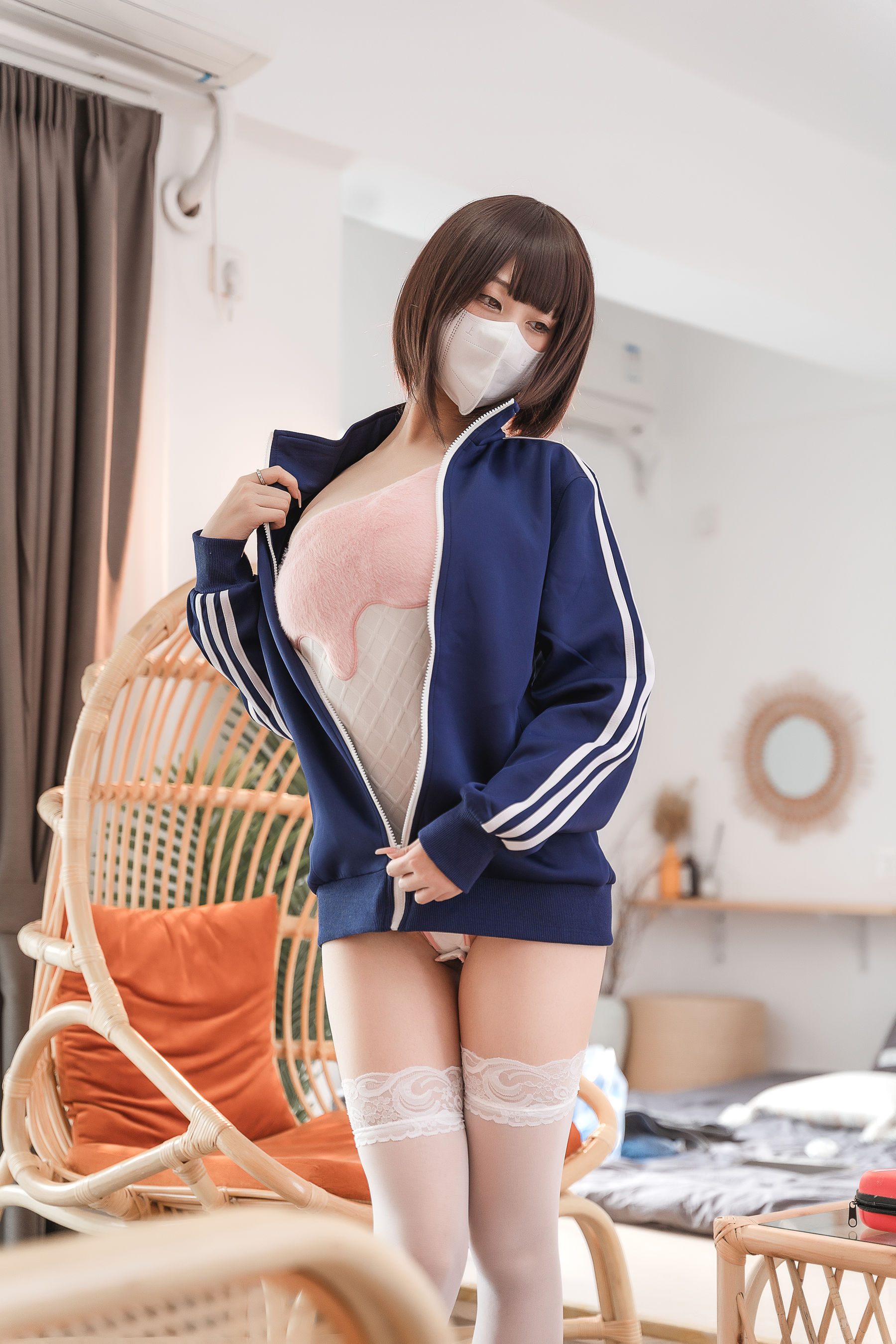 萌系小姐姐蜜汁猫裘 – 草莓圣代 [45P] - 秀人网免费无水印在线套图写真