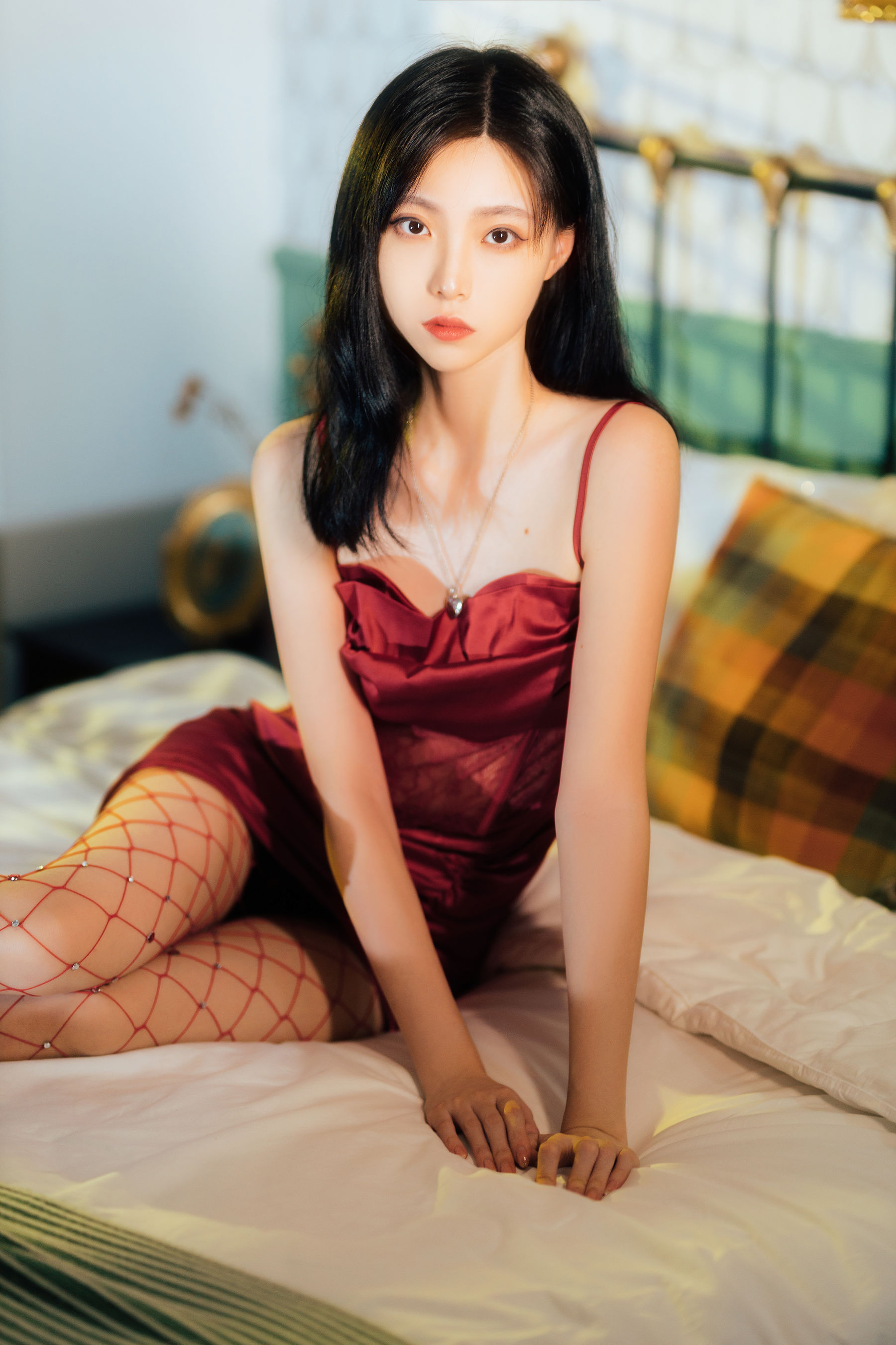 许岚(叁月life) – 网袜红裙 [39P] - 秀人网免费无水印在线套图写真