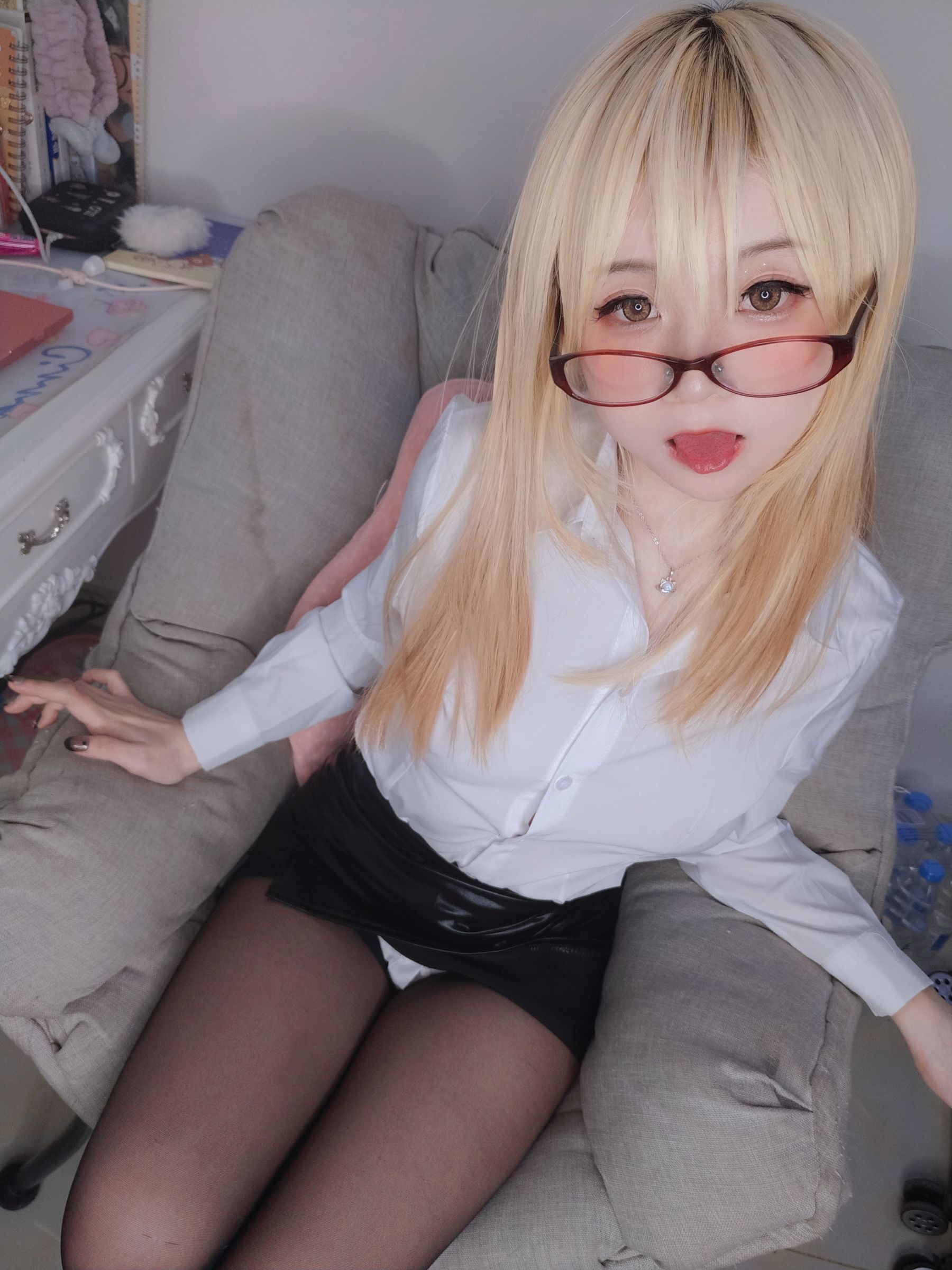 萌妹子Coser摇摇乐yoyo – 在宅勤務の一日 [93P] - 秀人网免费无水印在线套图写真