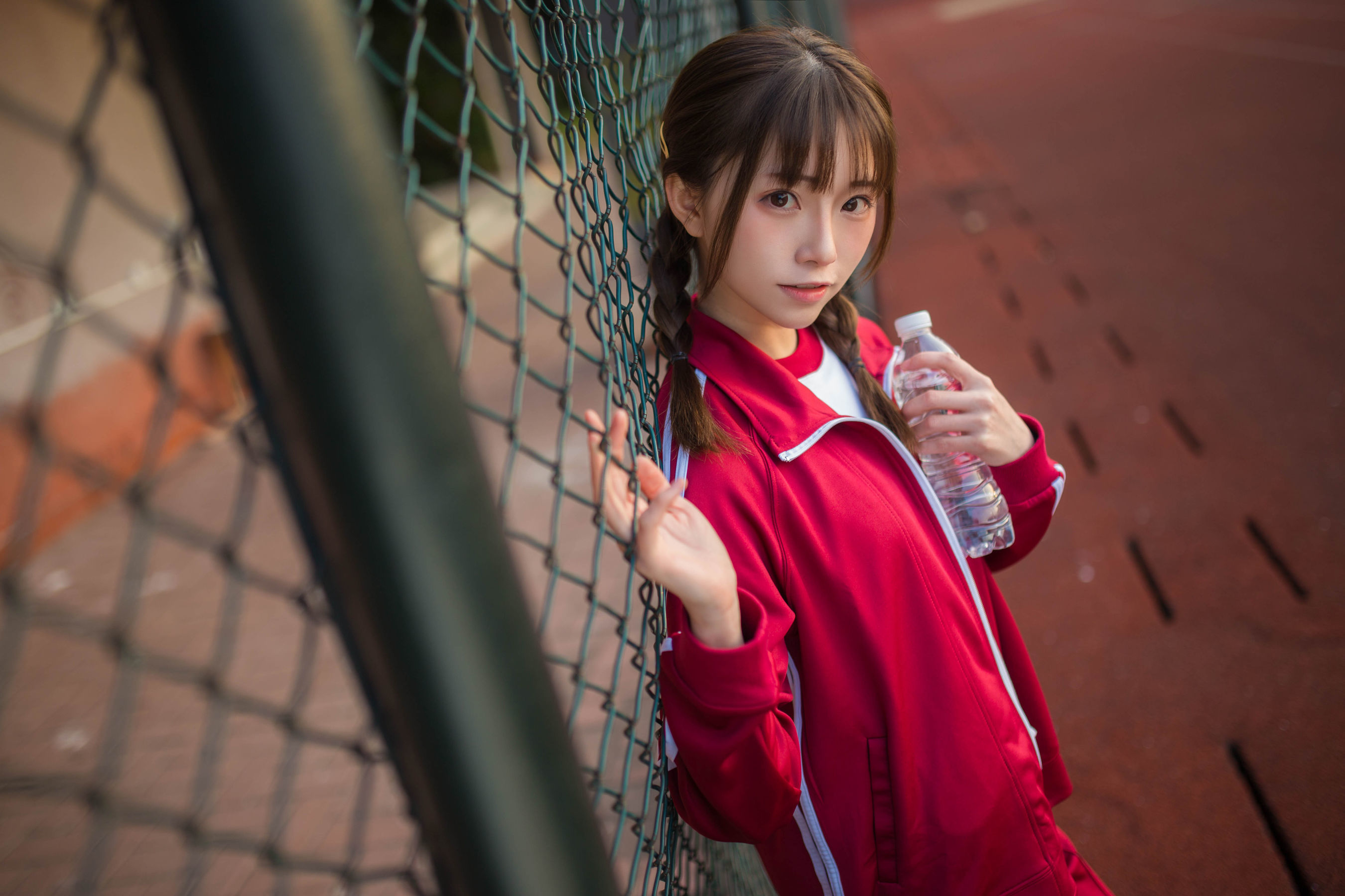 动漫博主Kitaro_绮太郎 红色运动服女孩 [13P] - 秀人网免费无水印在线套图写真