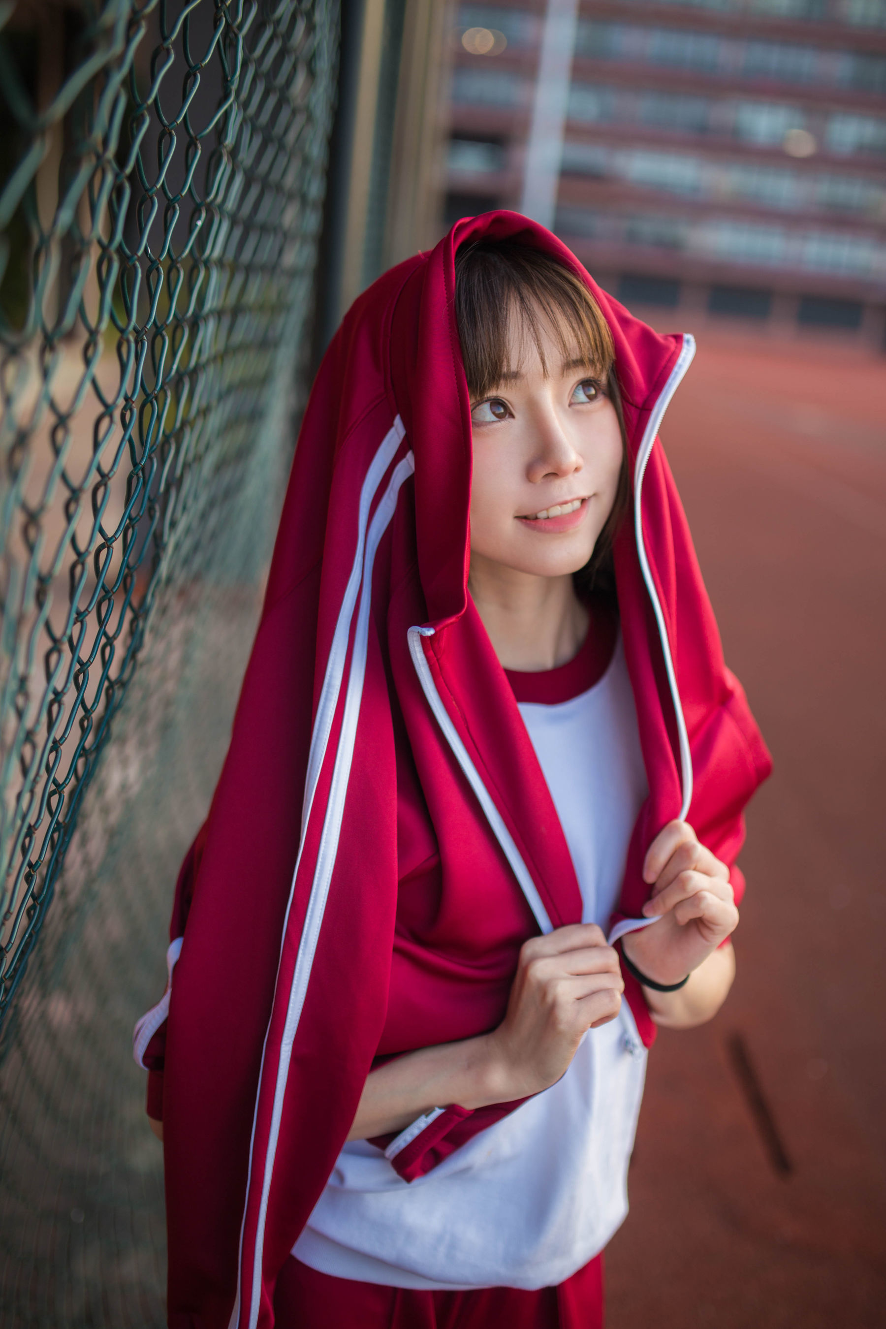 动漫博主Kitaro_绮太郎 红色运动服女孩 [13P] - 秀人网免费无水印在线套图写真