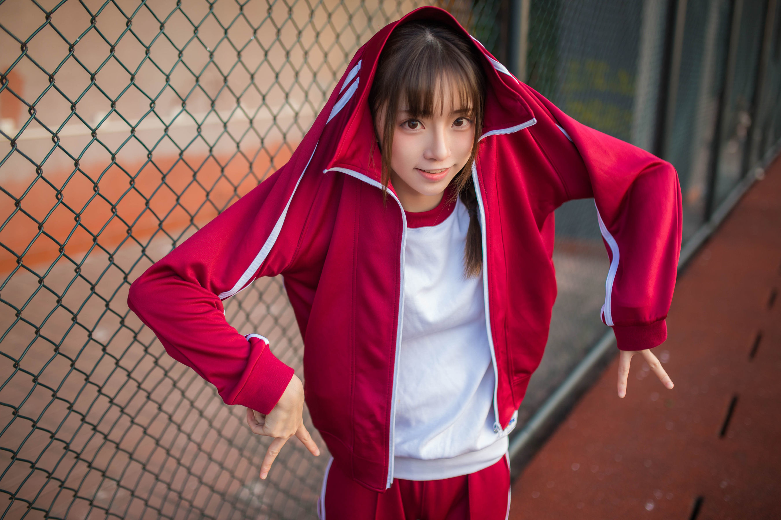 动漫博主Kitaro_绮太郎 红色运动服女孩 [13P] - 秀人网免费无水印在线套图写真