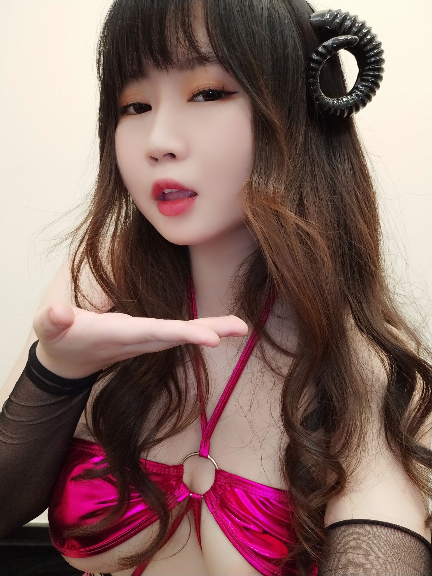 蜜桃少女是依酱呀 – 魅魔 [37P] - 秀人网免费无水印在线套图写真