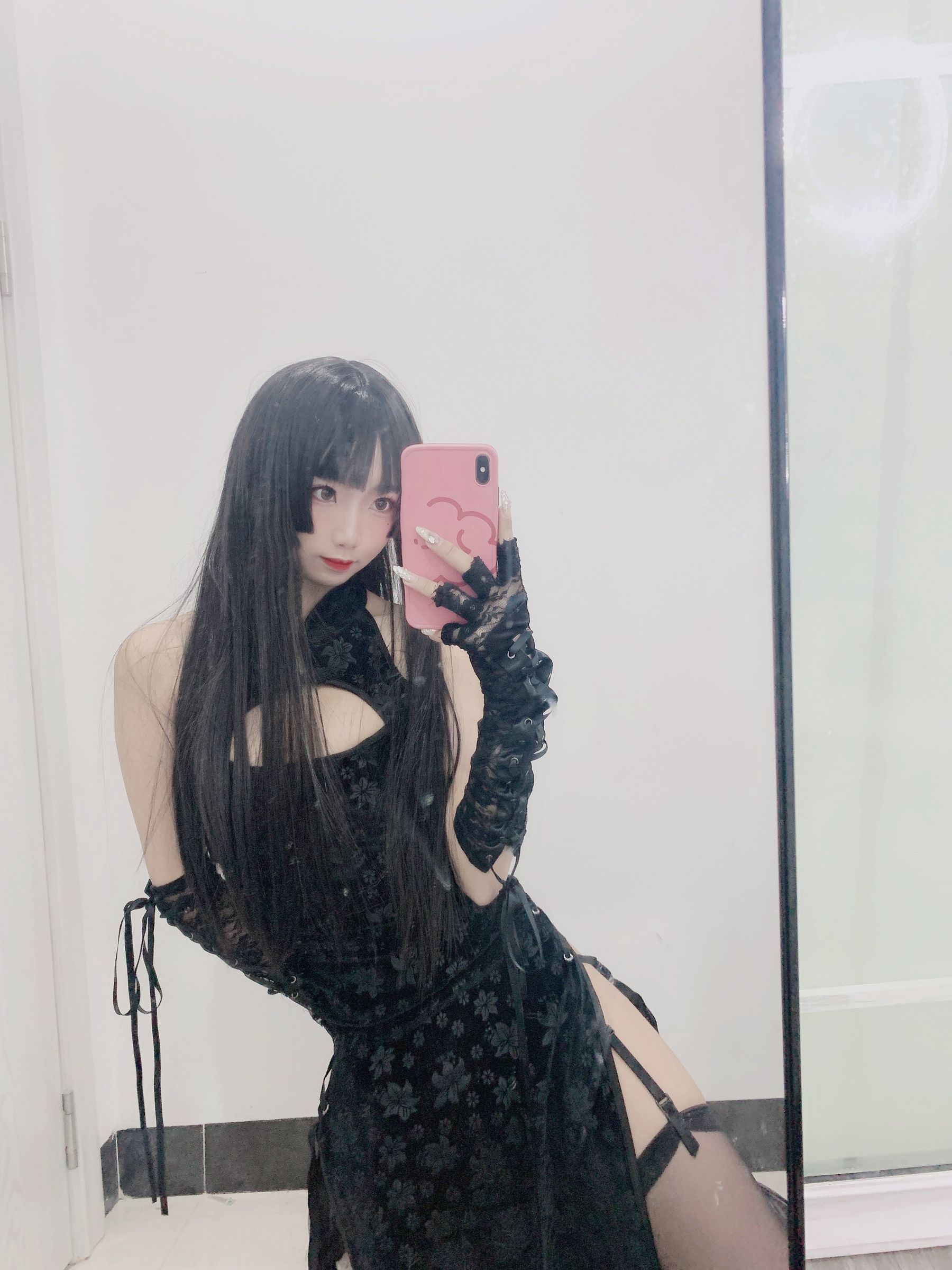 白嫩美少女鬼畜瑶 黑色旗袍 [70P] - 秀人网免费无水印在线套图写真