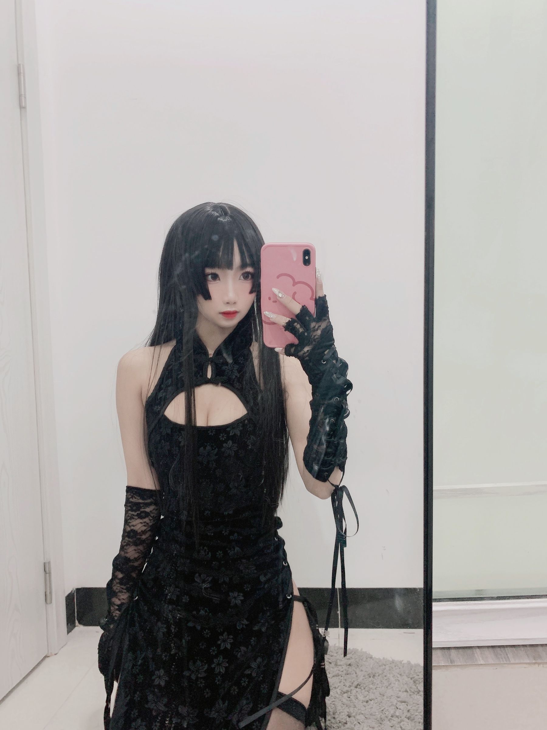 白嫩美少女鬼畜瑶 黑色旗袍 [70P] - 秀人网免费无水印在线套图写真