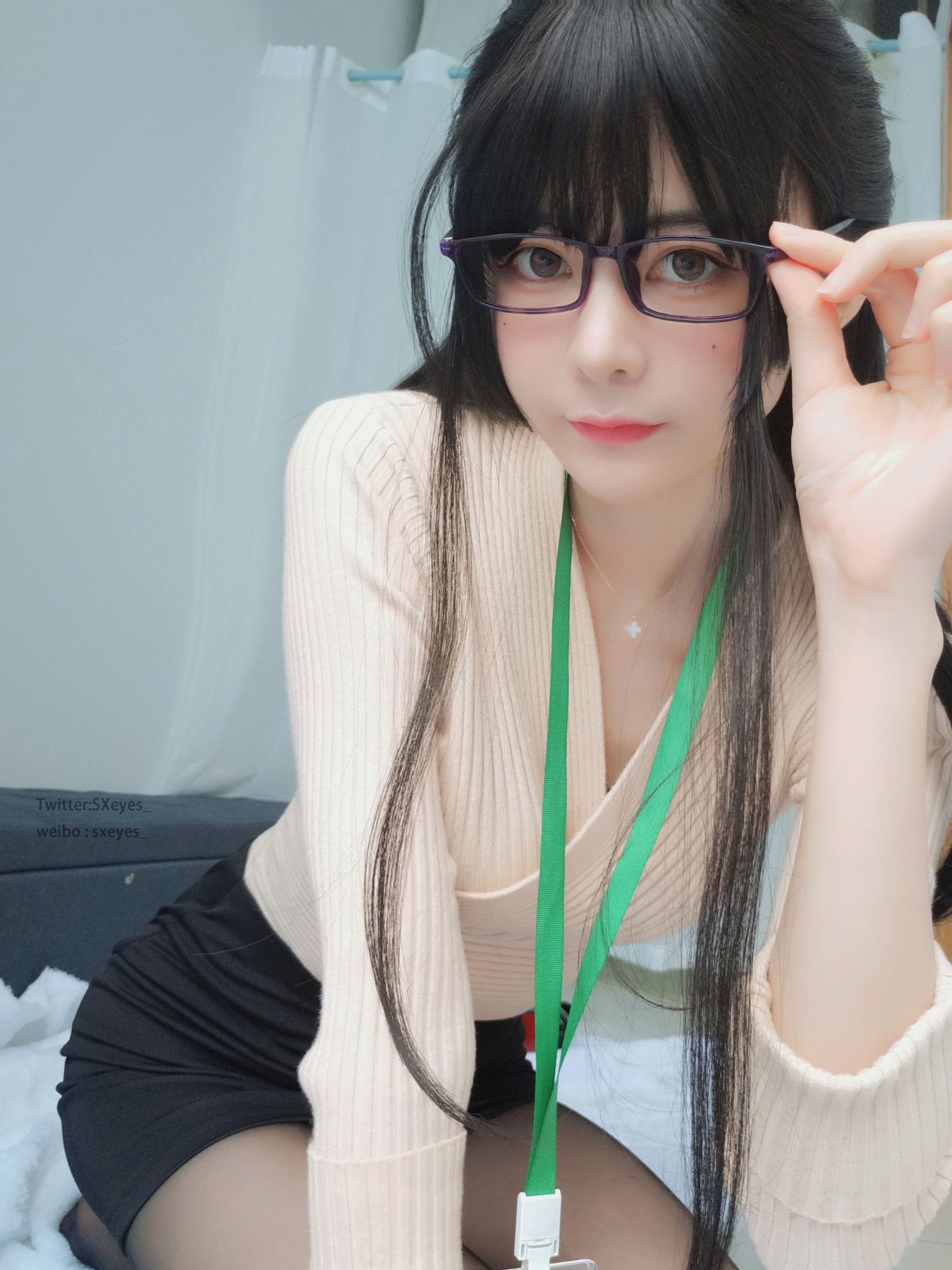 萌妹子眼酱大魔王w OL彼女 [24P] - 秀人网免费无水印在线套图写真