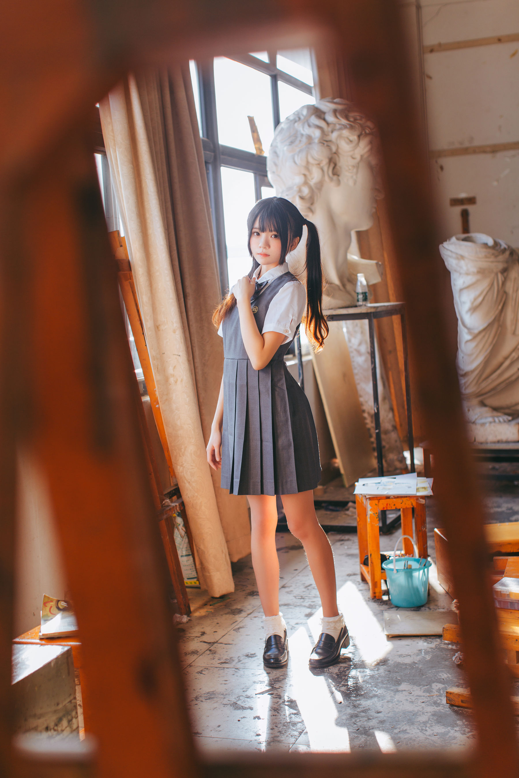 [萝莉COS] 桜桃喵《画室少女》 [17P] - 秀人网免费无水印在线套图写真