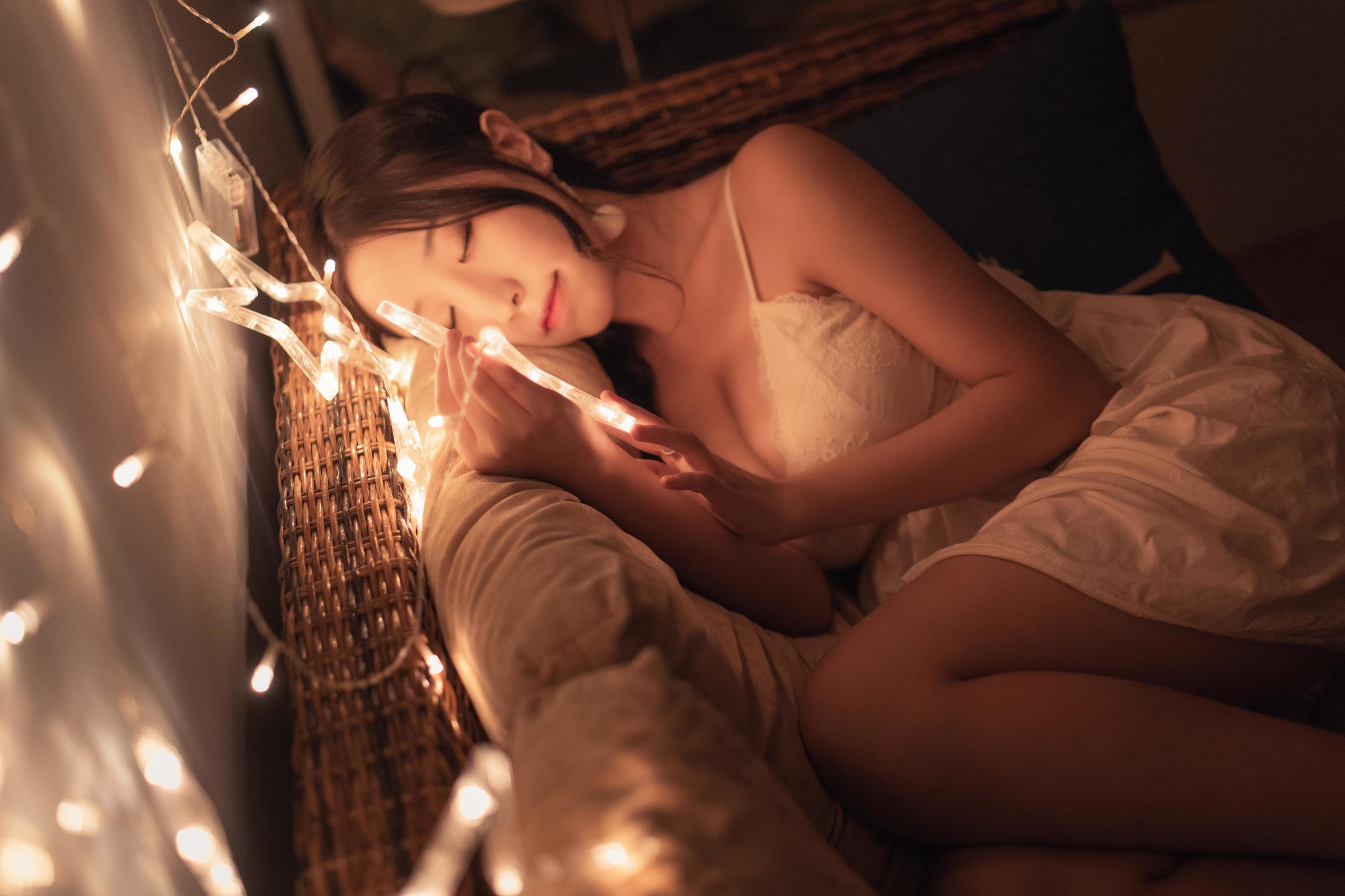 动漫博主穆零Mu0 – 灯下睡衣 [16P] - 秀人网免费无水印在线套图写真