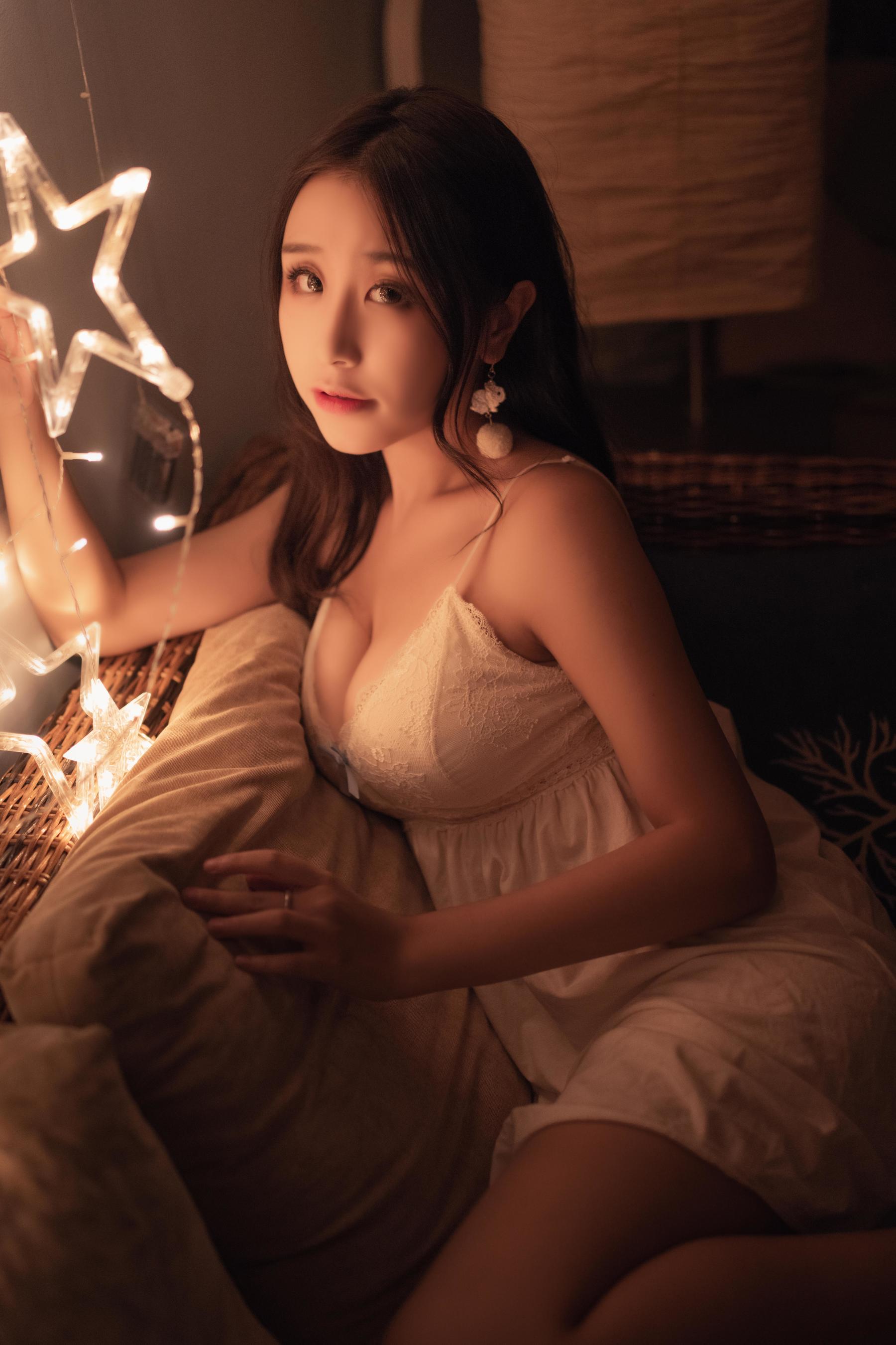 动漫博主穆零Mu0 – 灯下睡衣 [16P] - 秀人网免费无水印在线套图写真