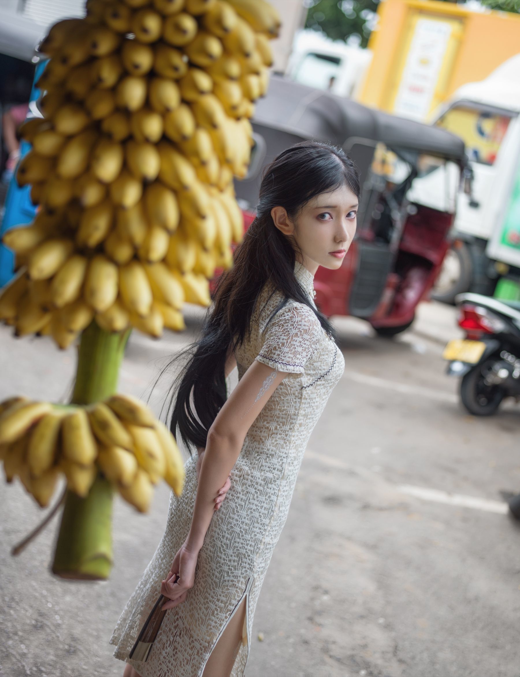 动漫博主南桃Momoko 街拍白旗袍 [11P] - 秀人网免费无水印在线套图写真