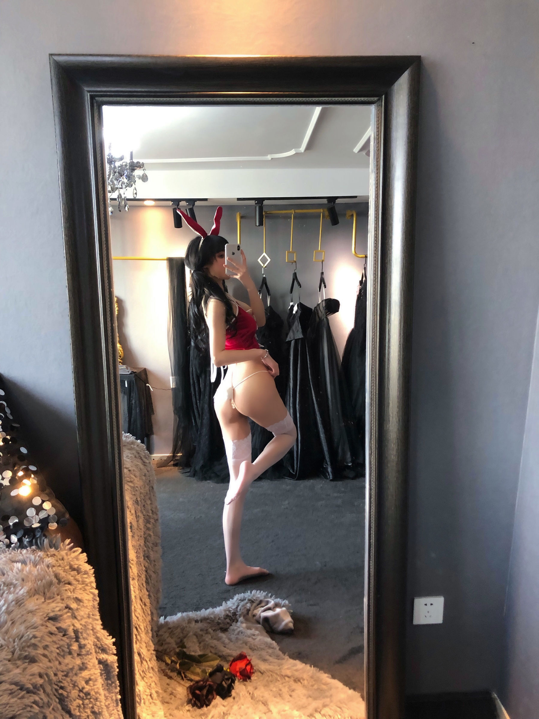 动漫博主阿包也是兔娘 – 红色兔兔 [11P] - 秀人网免费无水印在线套图写真