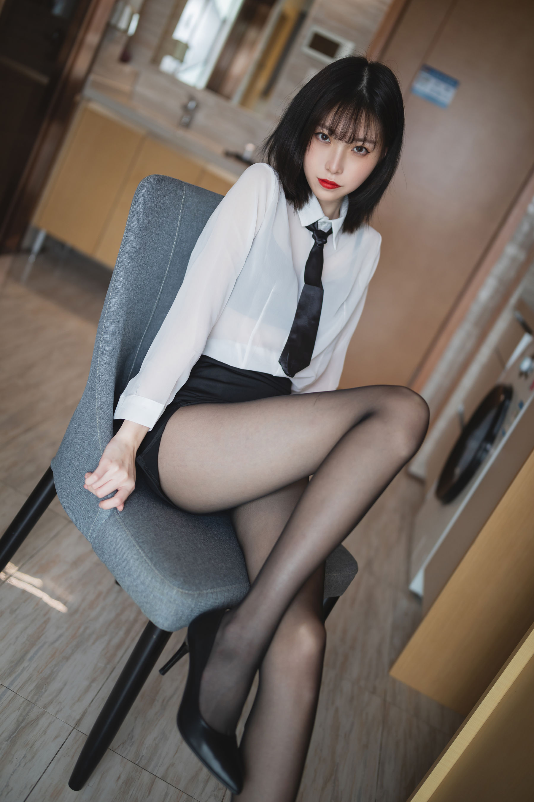 许岚 – OL制服 [41P] - 秀人网免费无水印在线套图写真