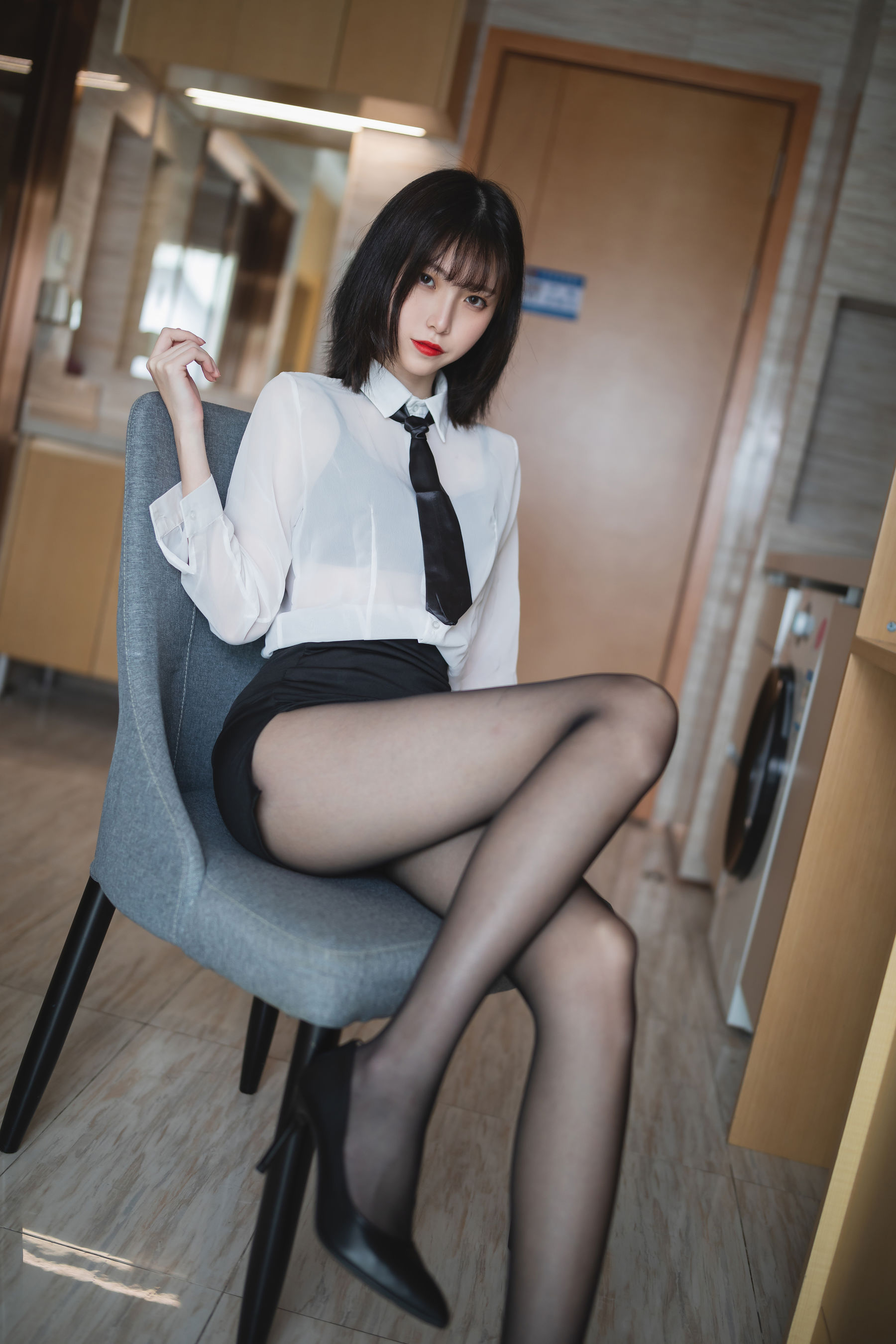 许岚 – OL制服 [41P] - 秀人网免费无水印在线套图写真