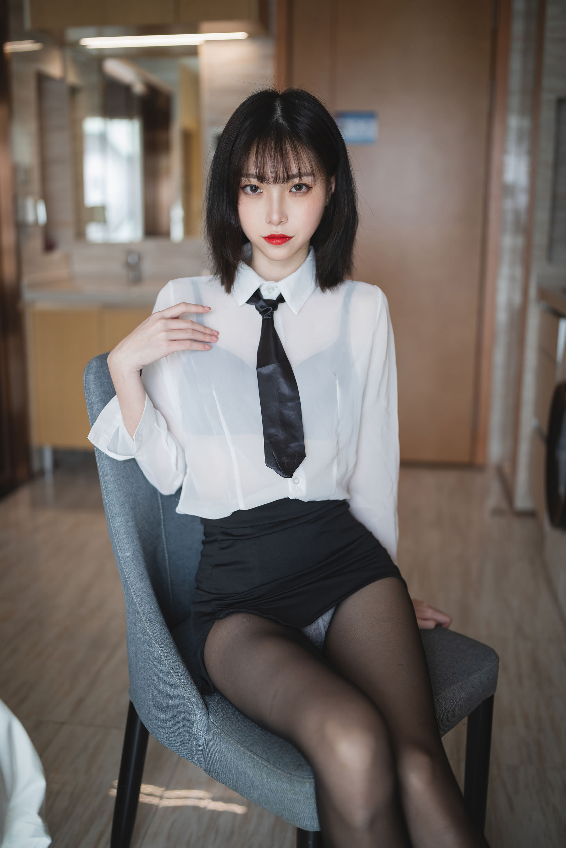 许岚 – OL制服 [41P] - 秀人网免费无水印在线套图写真