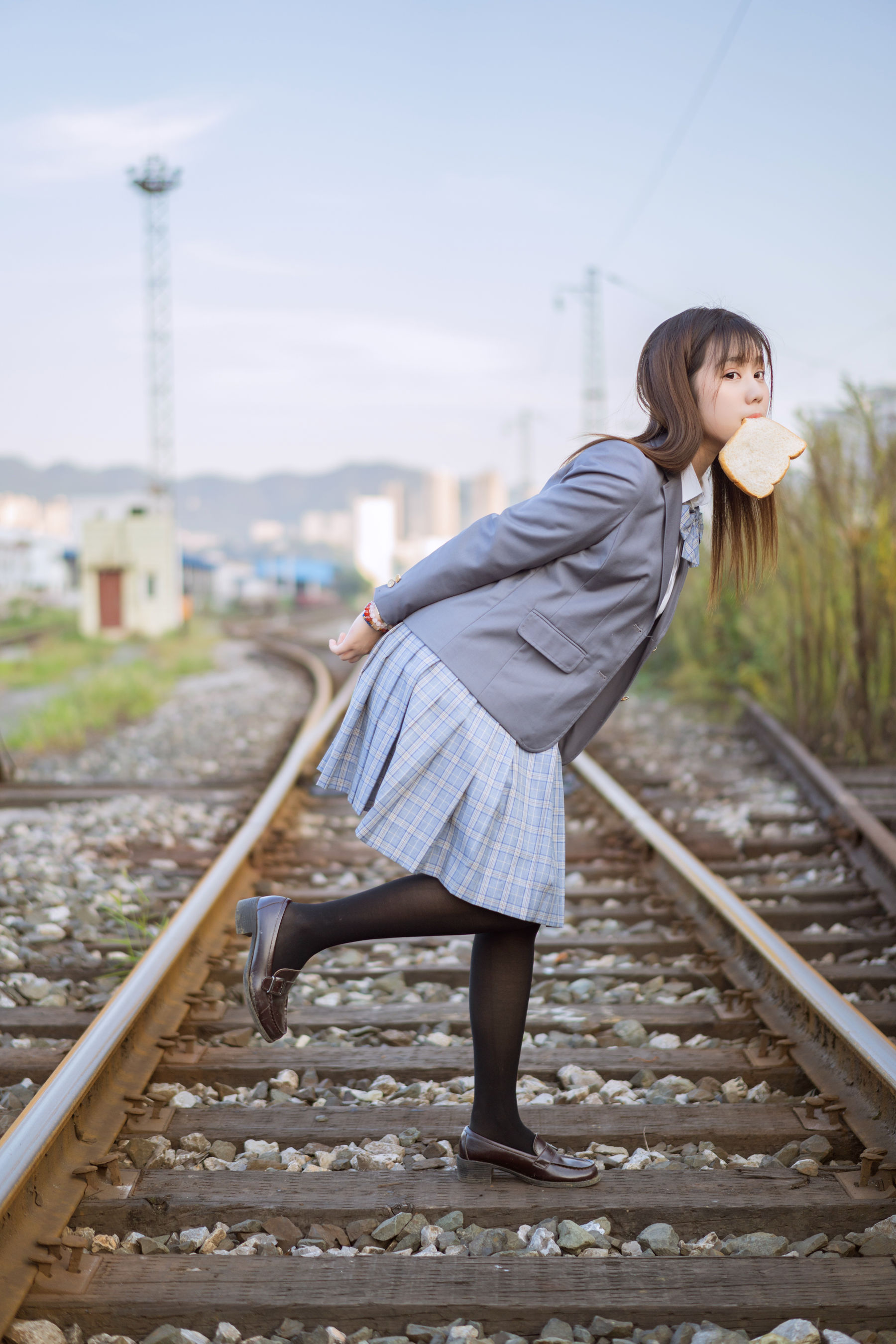 微博福利姬镜酱 私奔之制服 [30P] - 秀人网免费无水印在线套图写真