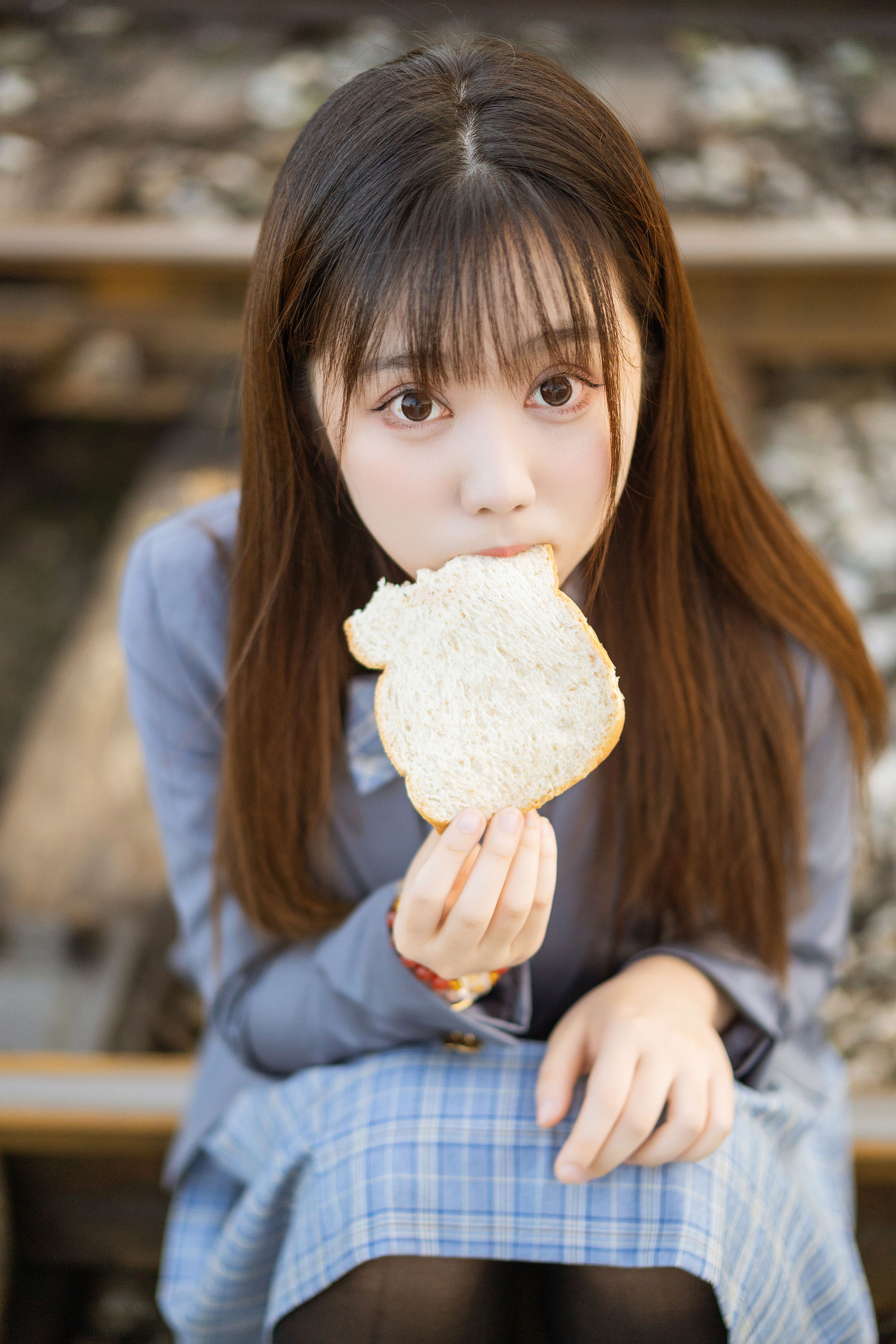 微博福利姬镜酱 私奔之制服 [30P] - 秀人网免费无水印在线套图写真