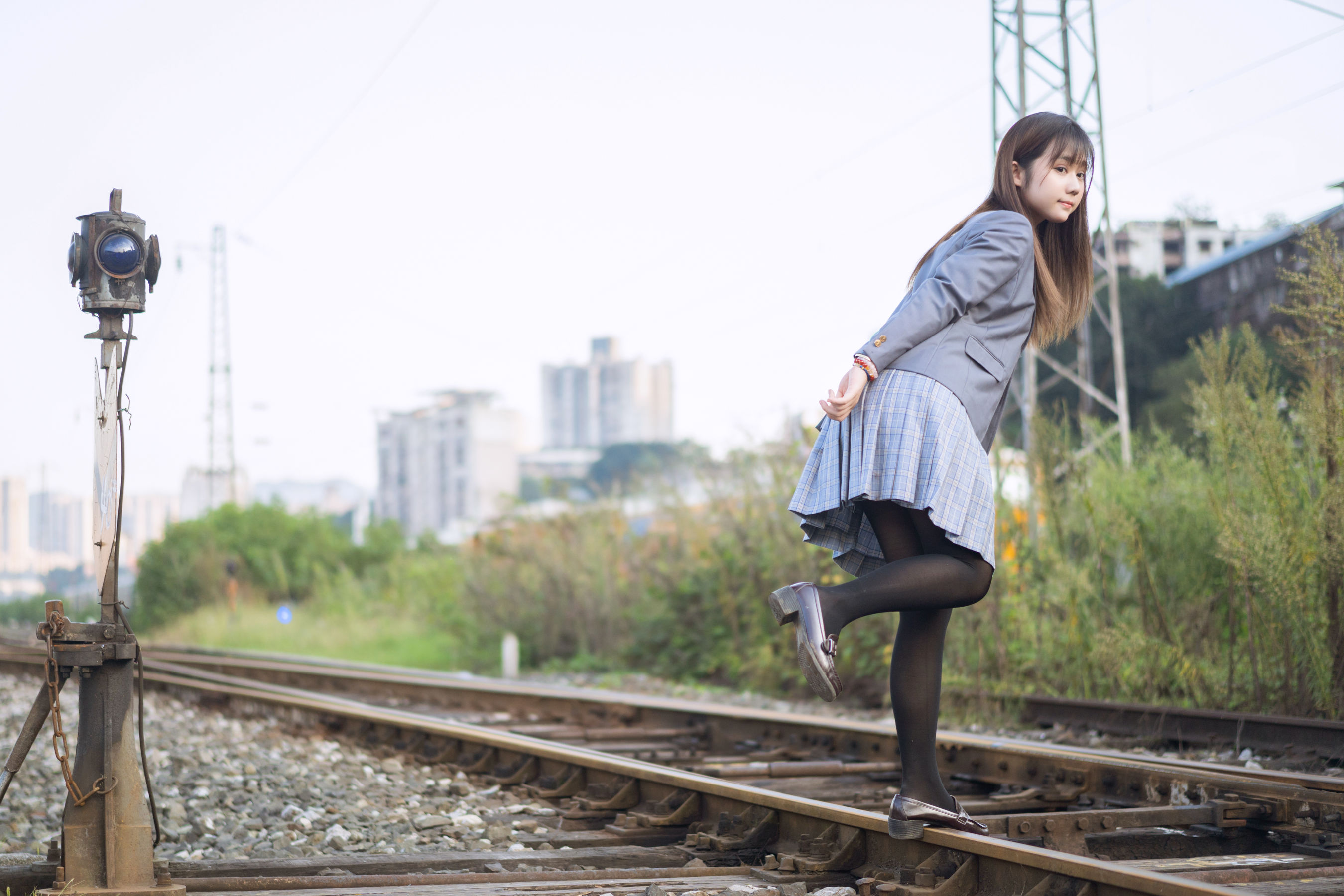 微博福利姬镜酱 私奔之制服 [30P] - 秀人网免费无水印在线套图写真