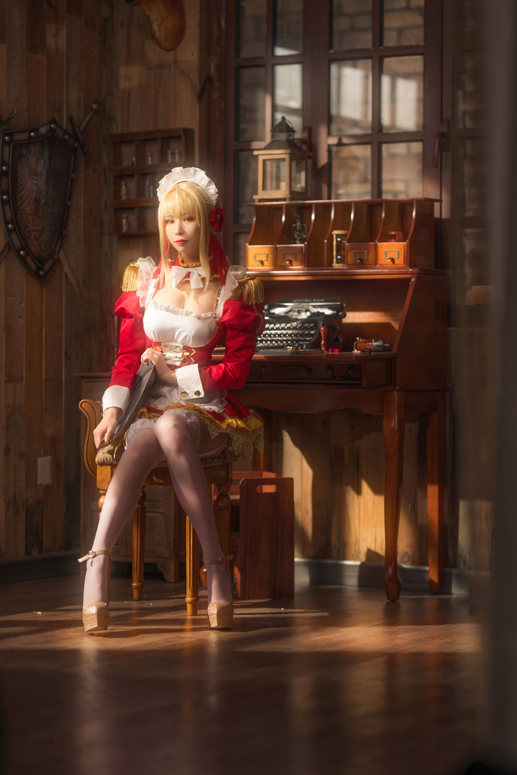 动漫博主爱老师_PhD – 尼禄YD女仆 [18P] - 秀人网免费无水印在线套图写真