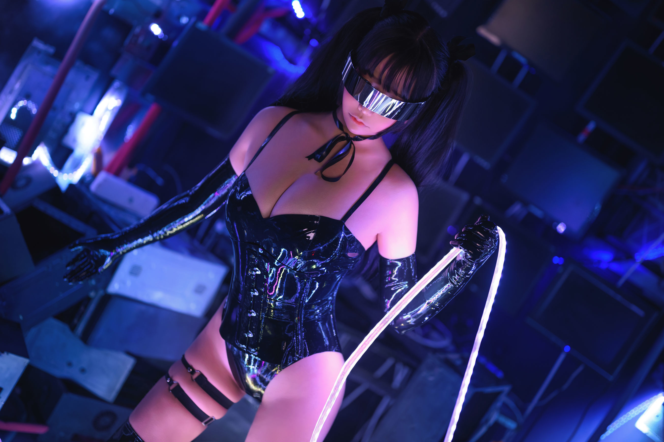 二次元妹子抱走莫子aa 情趣闪亮胶衣 [43P] - 秀人网免费无水印在线套图写真