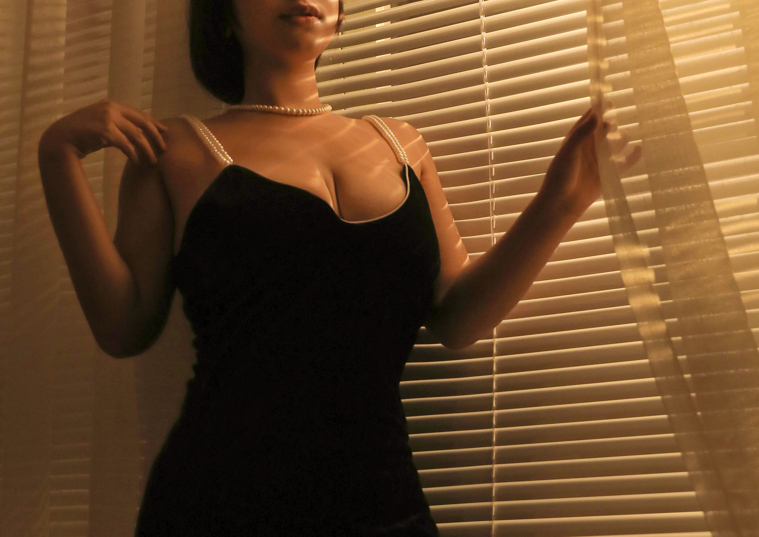 动漫博主穆零Mu0 – 港风黑色小吊带 [15P] - 秀人网免费无水印在线套图写真