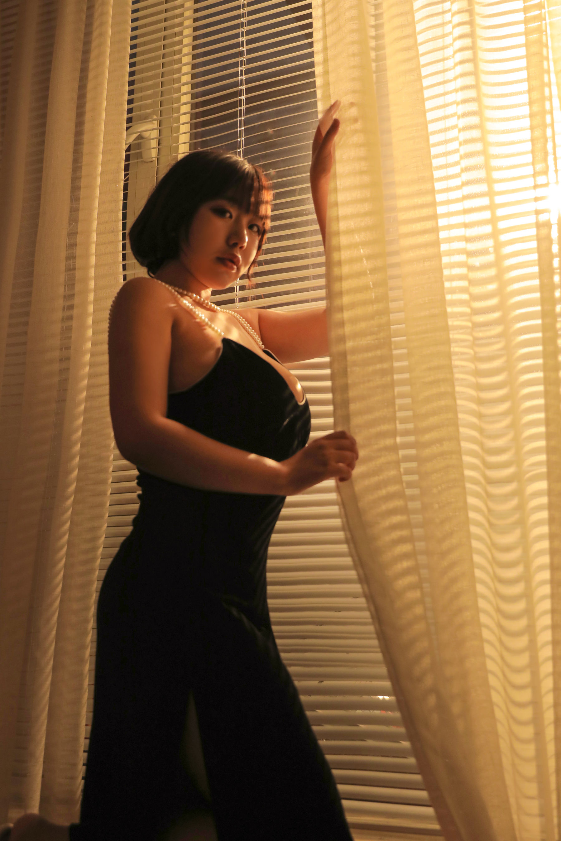 动漫博主穆零Mu0 – 港风黑色小吊带 [15P] - 秀人网免费无水印在线套图写真