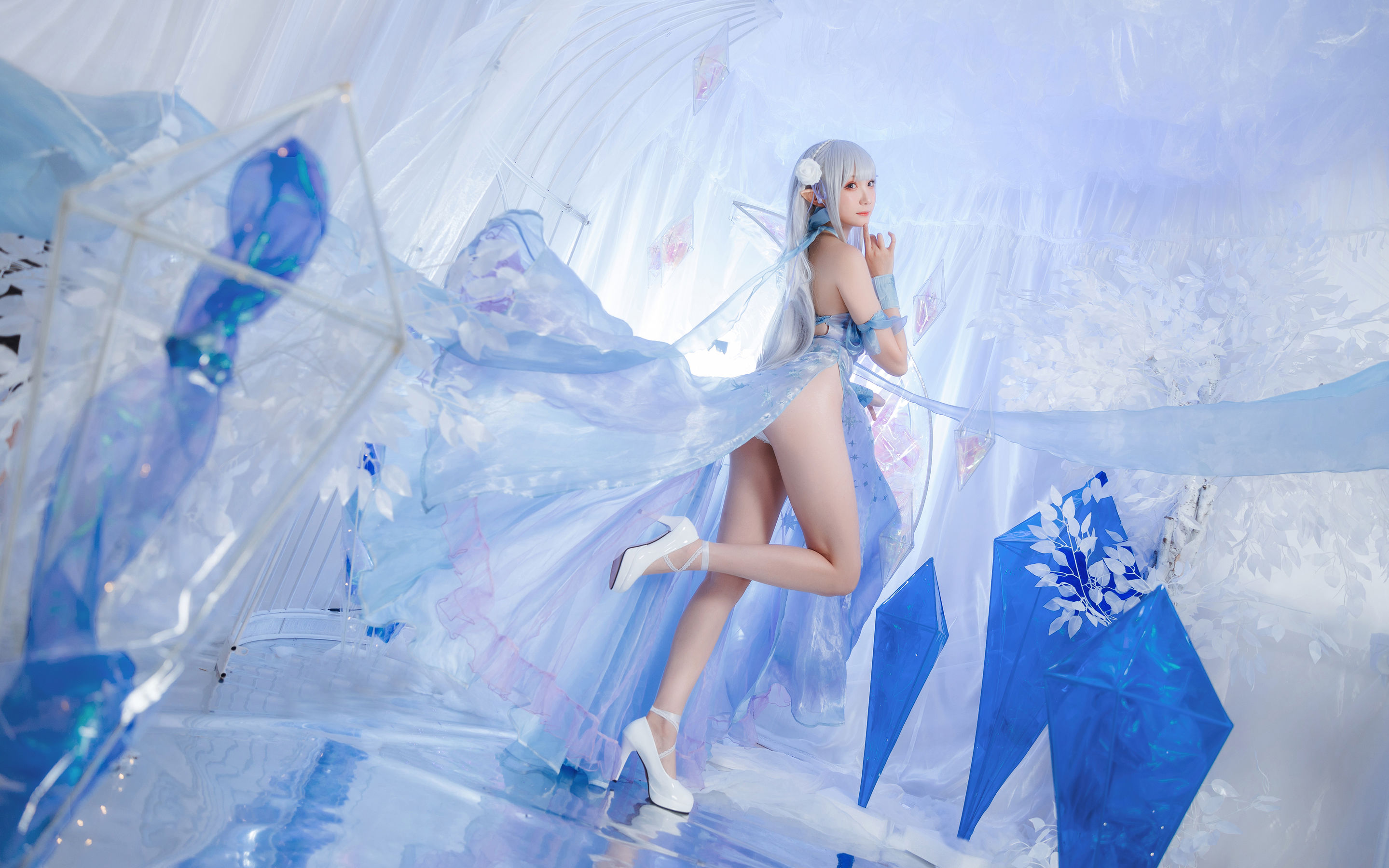 Coser瓜希酱福利 – 爱蜜莉雅 水晶礼服 [28P] - 秀人网免费无水印在线套图写真