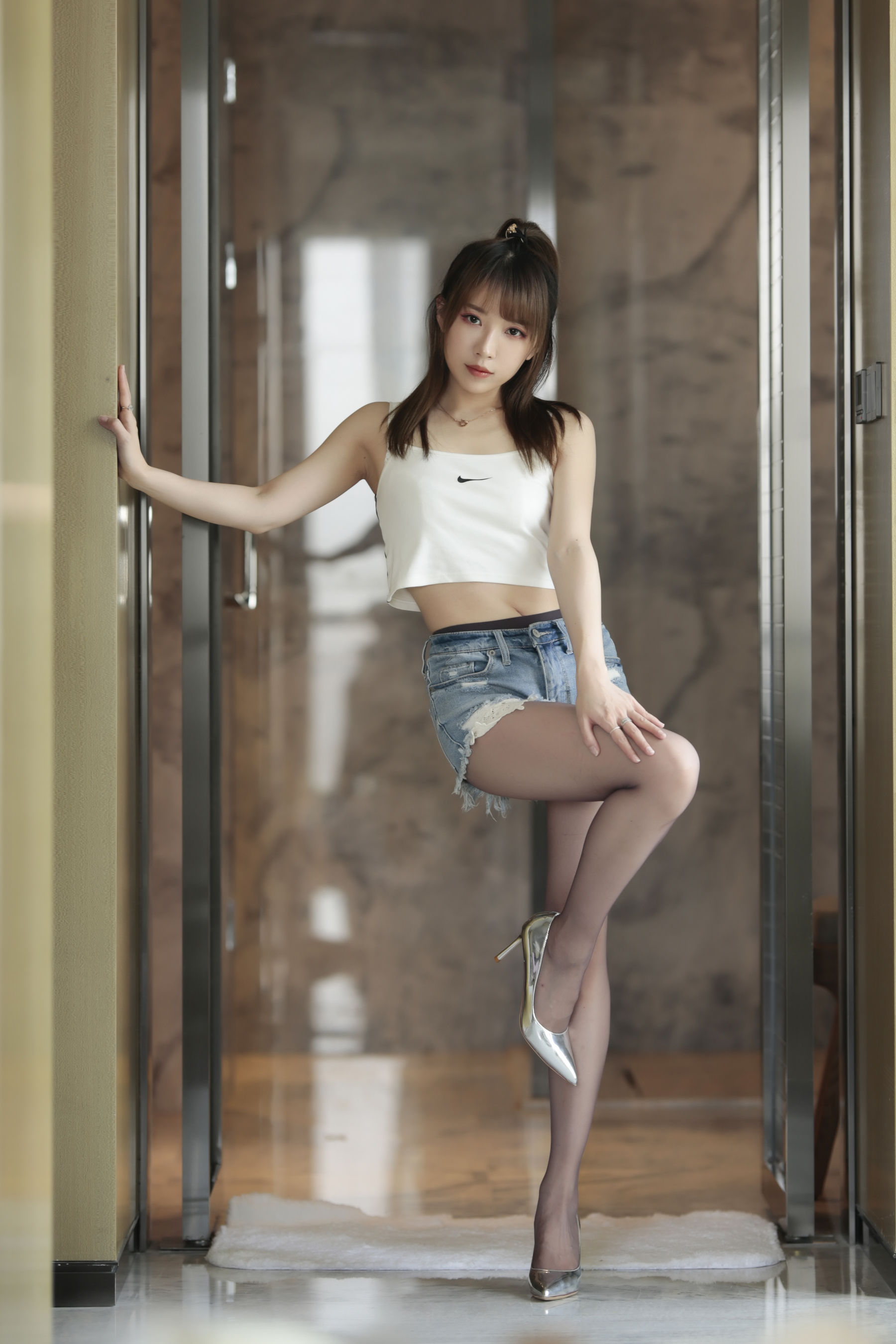 斗鱼主播小女巫露娜 – 牛仔小裤裤 [84P] - 秀人网免费无水印在线套图写真