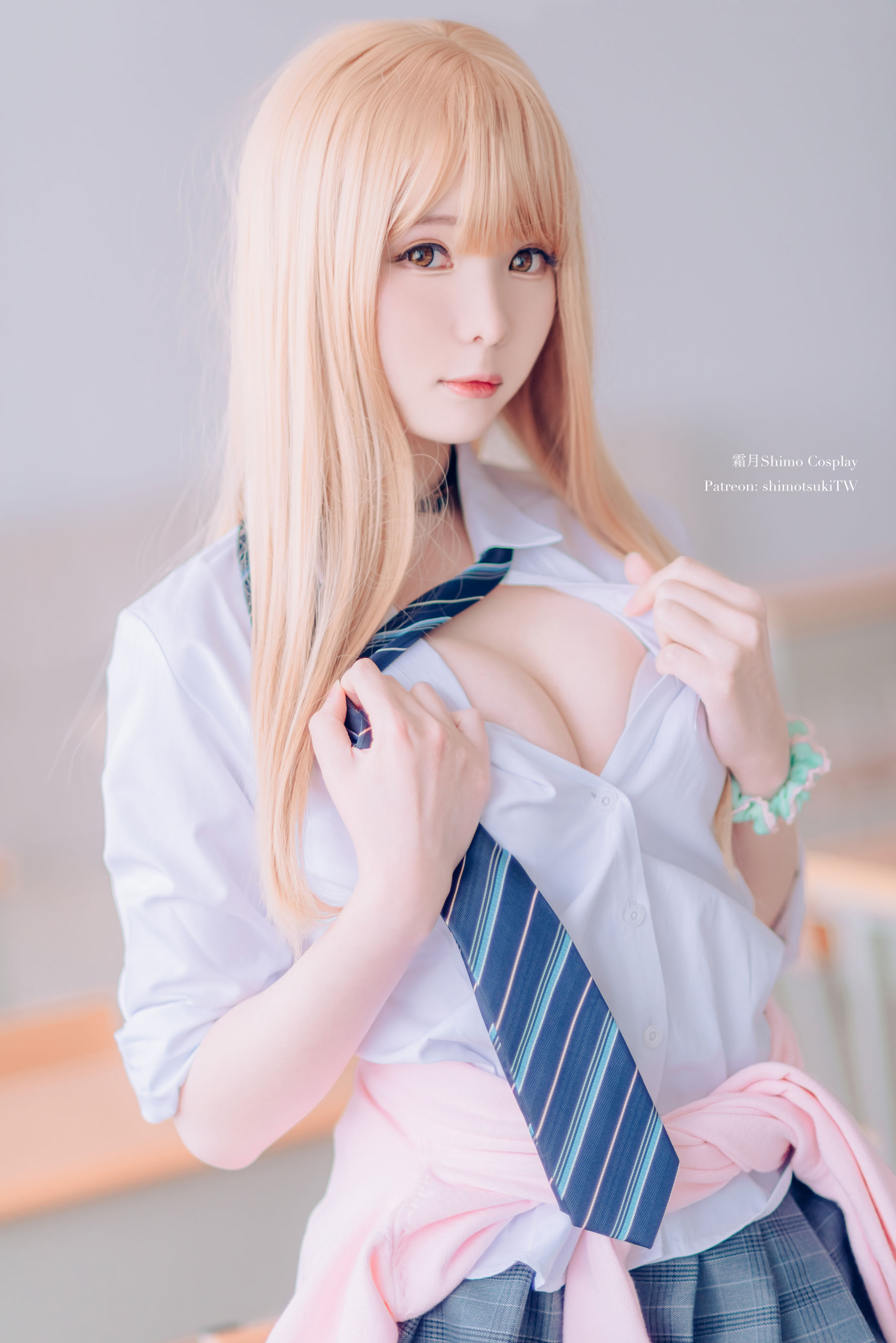 微博妹纸霜月shimo – 金发制服 [8P] - 秀人网免费无水印在线套图写真