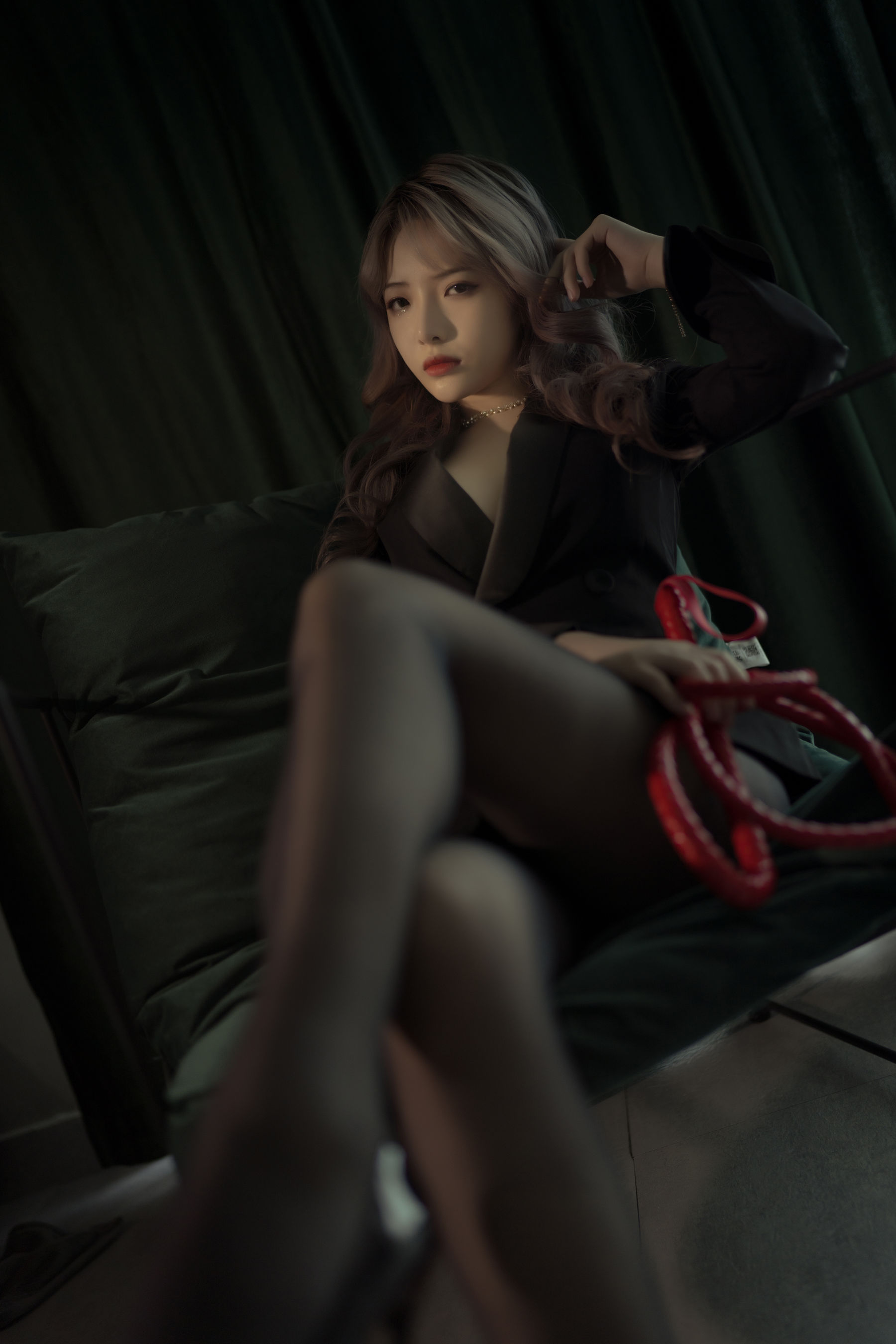 [Cosplay写真] 动漫博主雯妹 – 黑丝西装 [25P] - 秀人网免费无水印在线套图写真