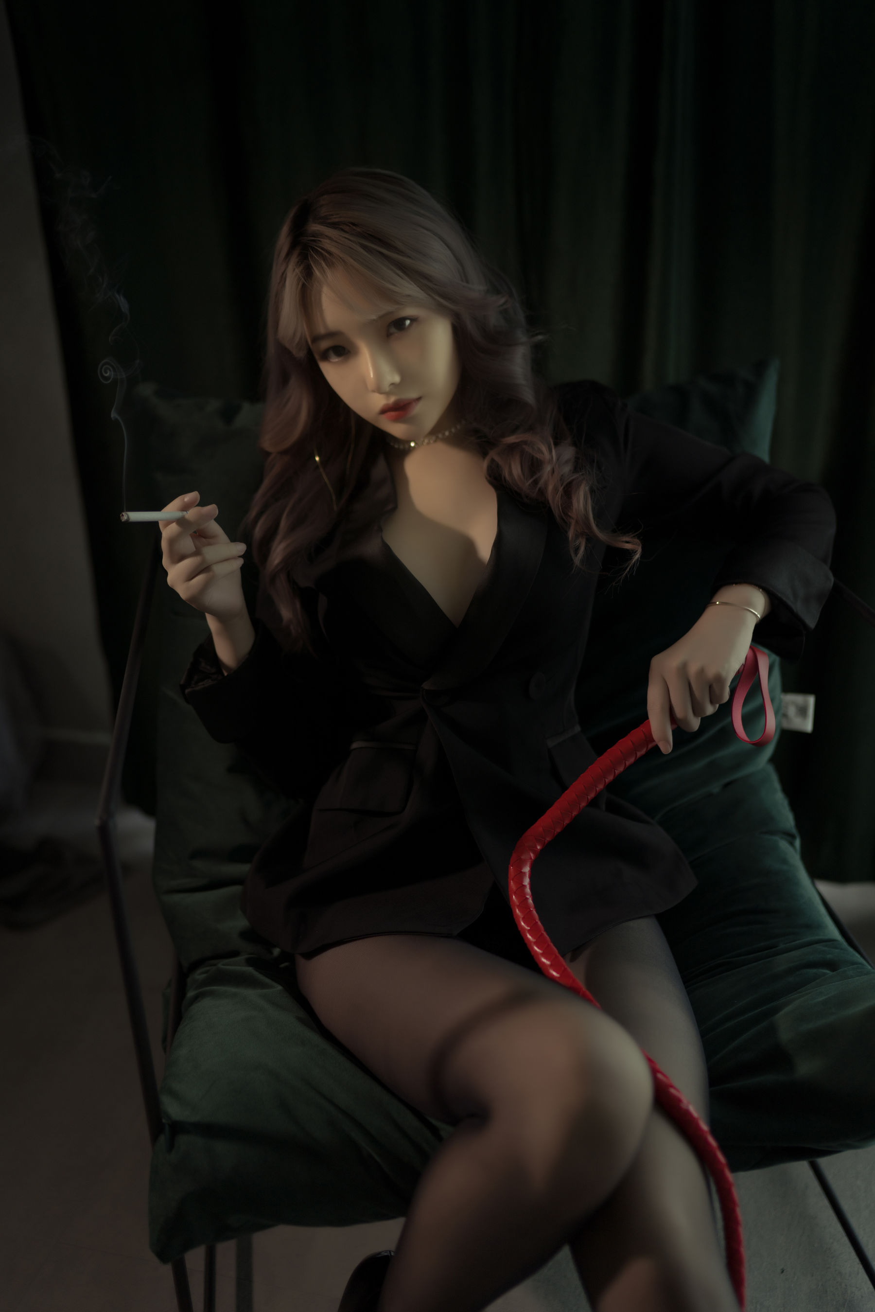 [Cosplay写真] 动漫博主雯妹 – 黑丝西装 [25P] - 秀人网免费无水印在线套图写真