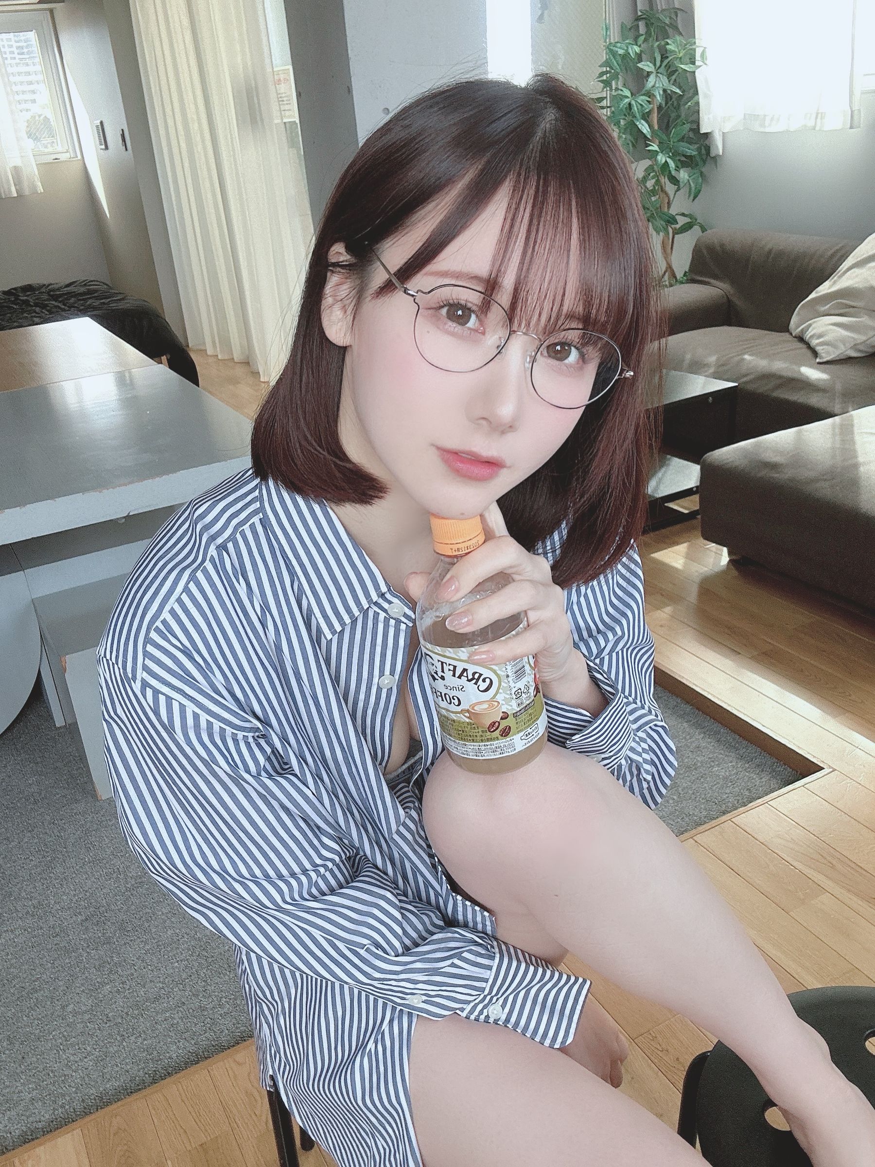 日本甜美COSER 运动衫×衬衫× [19P] - 秀人网免费无水印在线套图写真