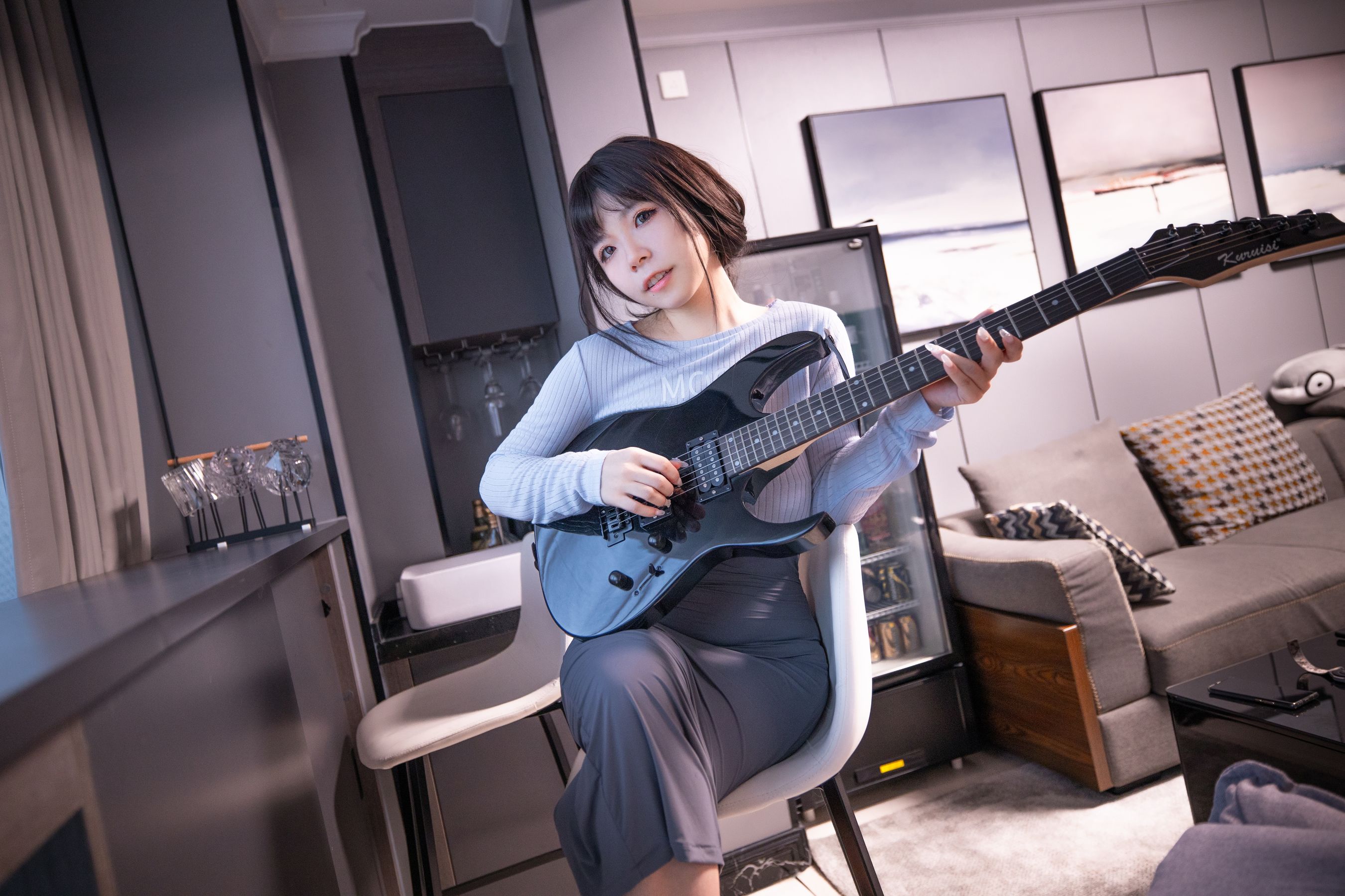 自闭颜球球(无颜小天使wy) – 吉他妹妹2.0 [38P] - 秀人网免费无水印在线套图写真