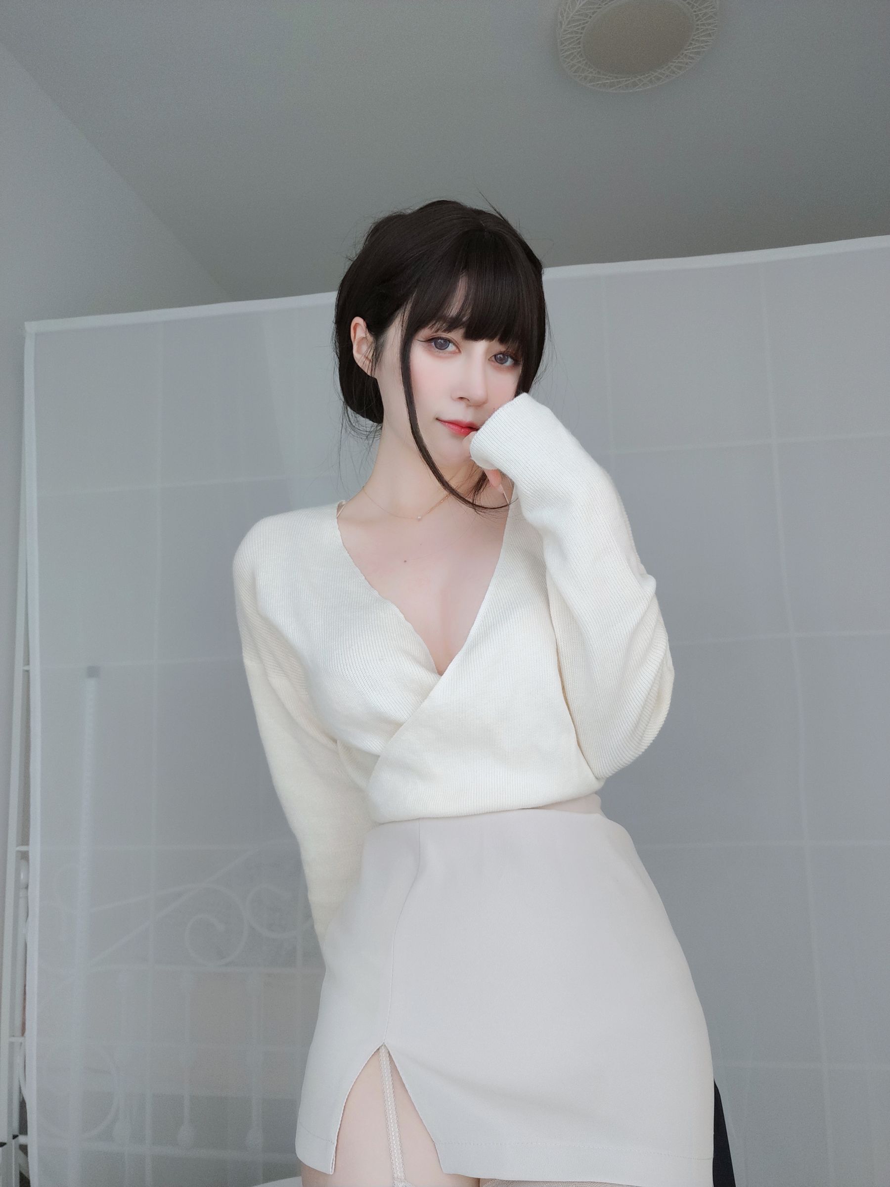 Coser小姐姐白银 – OL丝情 [24P] - 秀人网免费无水印在线套图写真