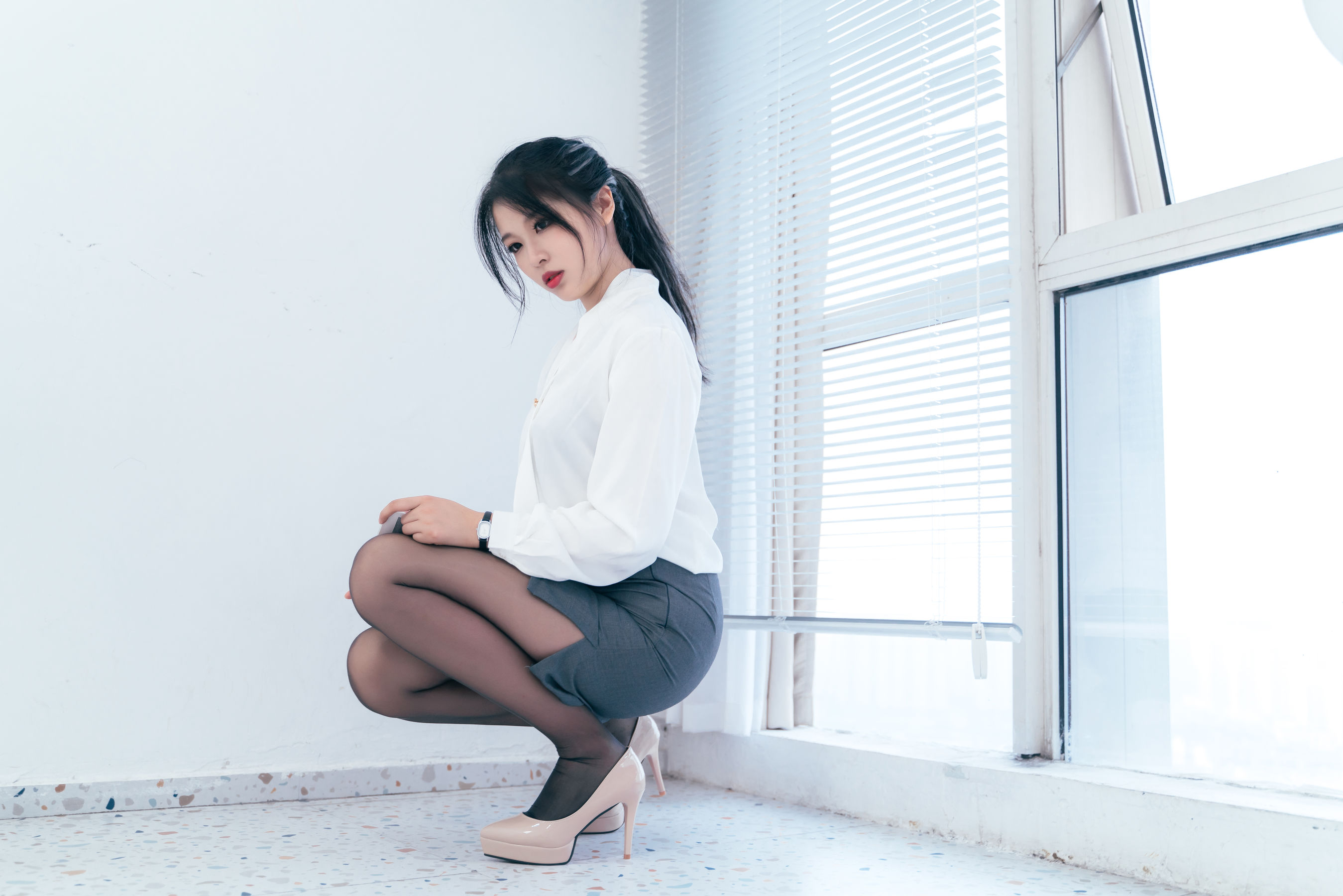 轩萧学姐 – OL私袜诱惑 [34P] - 秀人网免费无水印在线套图写真