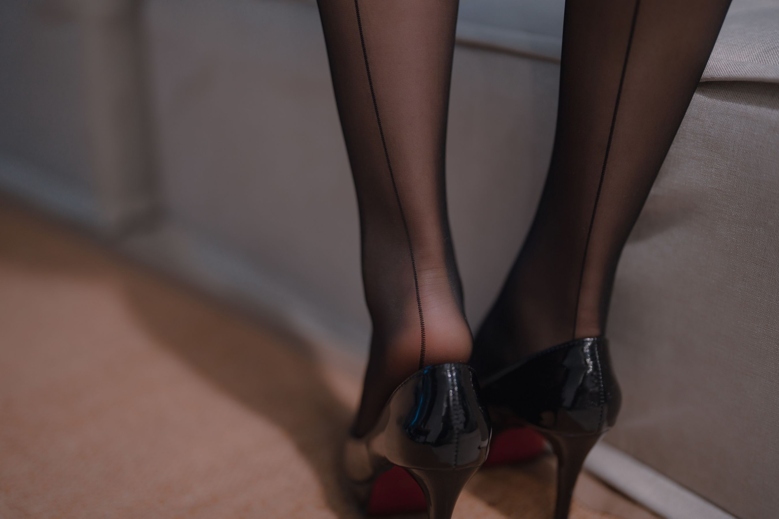 轩萧学姐 – 竖线丝袜 [12P] - 秀人网免费无水印在线套图写真