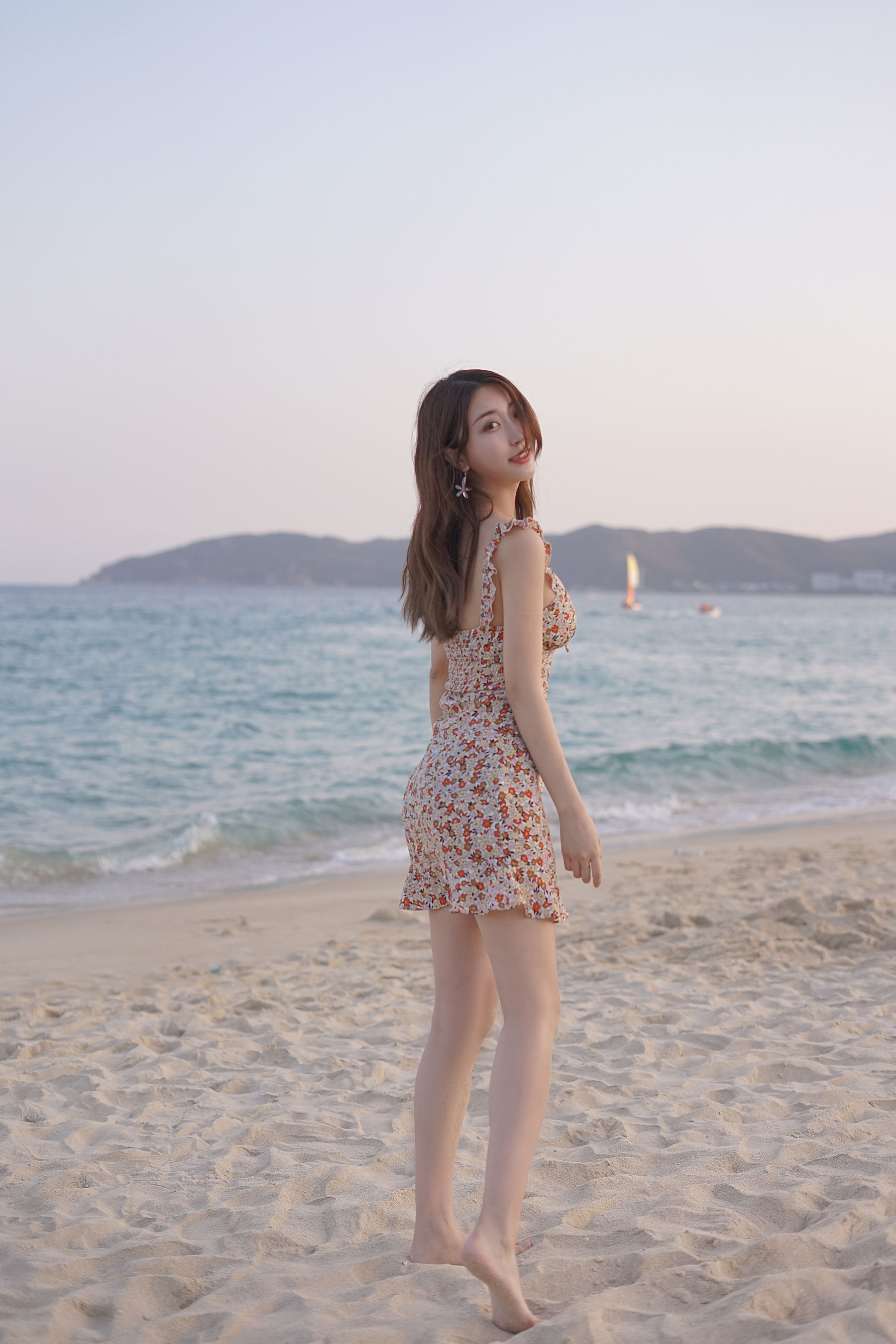 [Cosplay写真] 人气Coser黑川 – 海岛之旅 碎花连衣裙 [19P] - 秀人网免费无水印在线套图写真