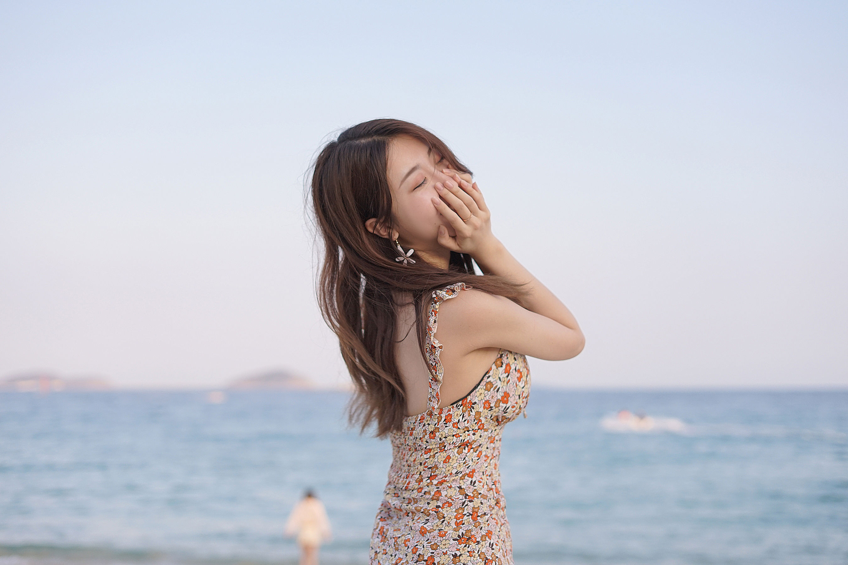 [Cosplay写真] 人气Coser黑川 – 海岛之旅 碎花连衣裙 [19P] - 秀人网免费无水印在线套图写真