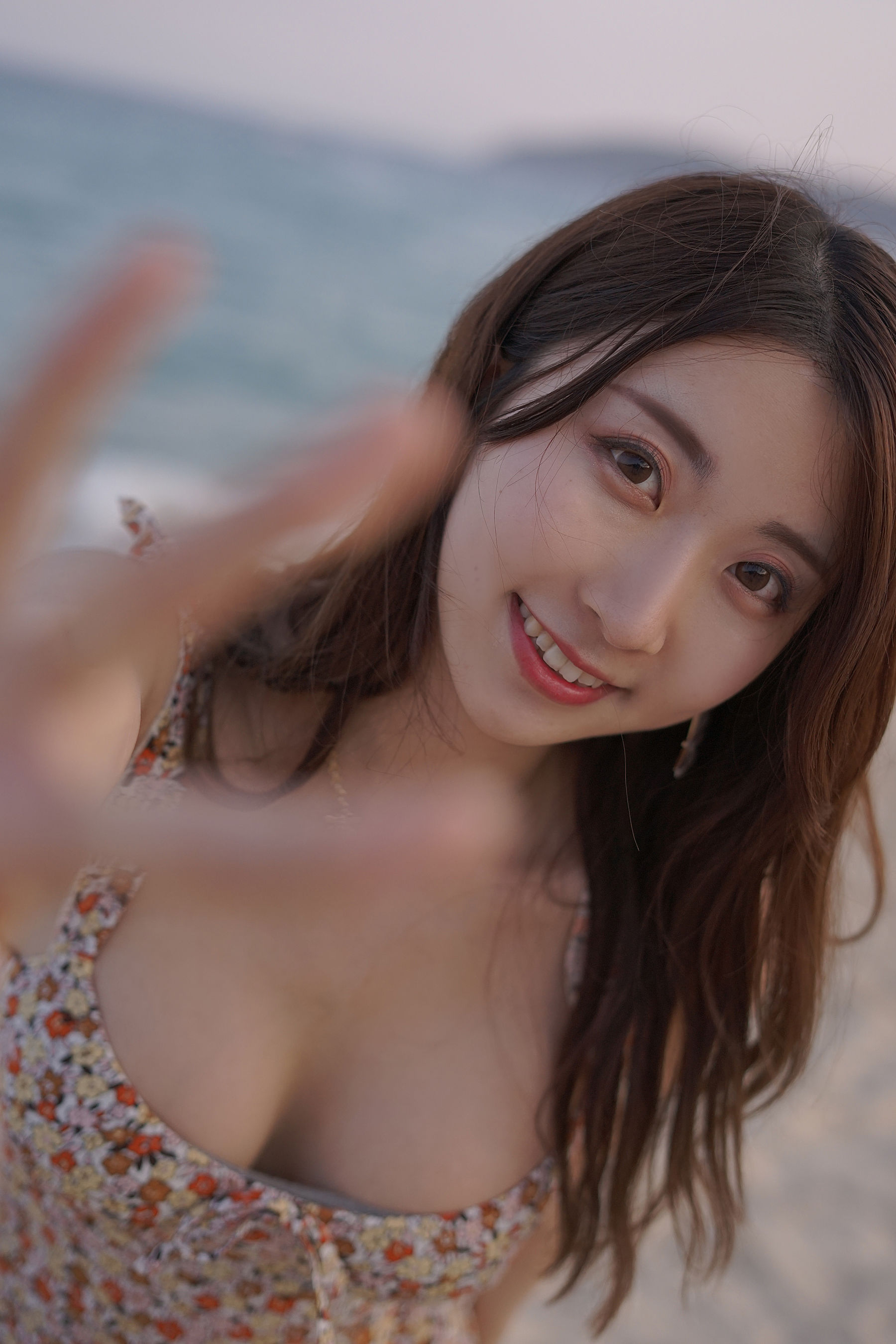 [Cosplay写真] 人气Coser黑川 – 海岛之旅 碎花连衣裙 [19P] - 秀人网免费无水印在线套图写真