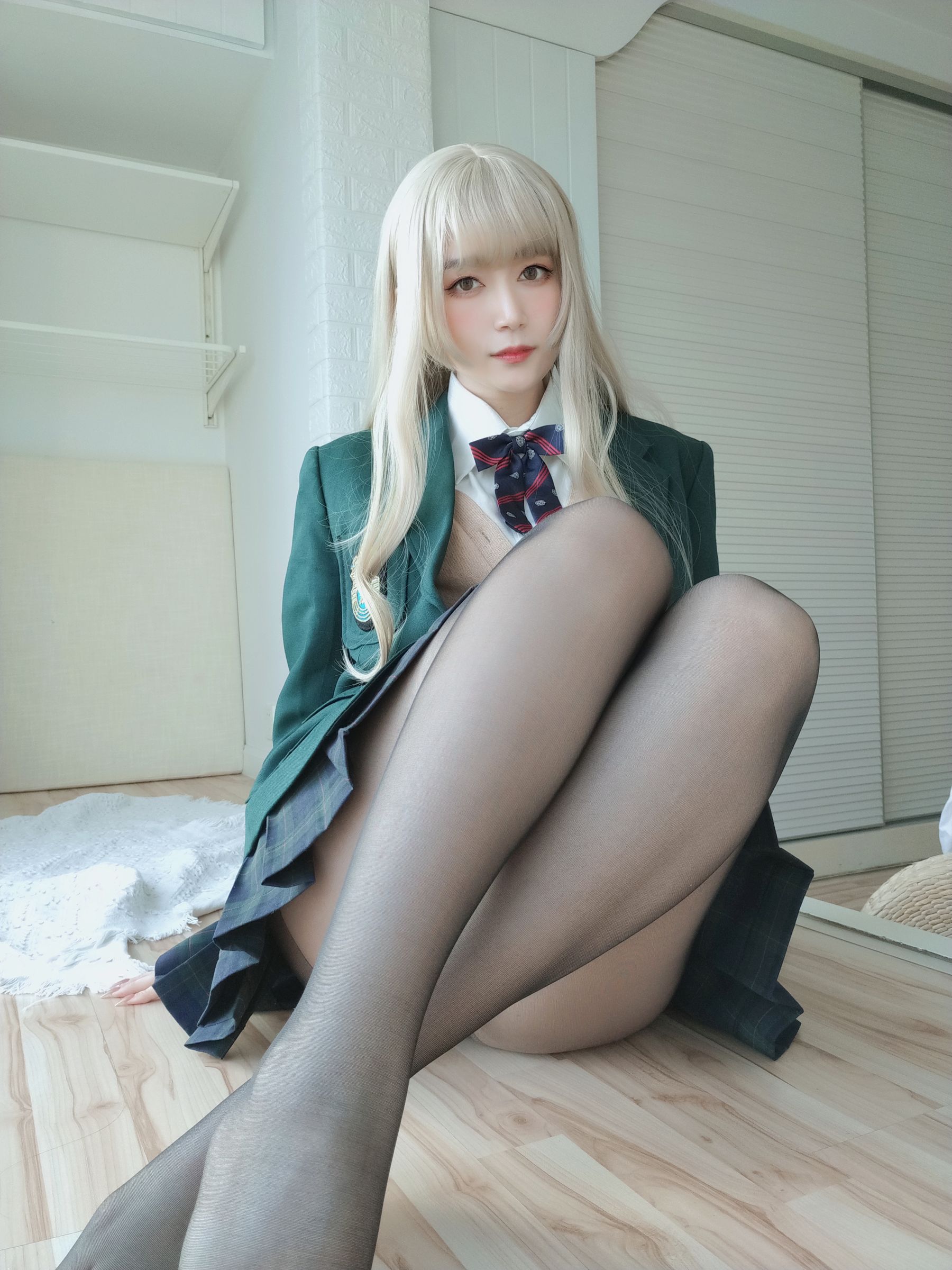 Coser小姐姐白银 – 灰色空间 [88P] - 秀人网免费无水印在线套图写真