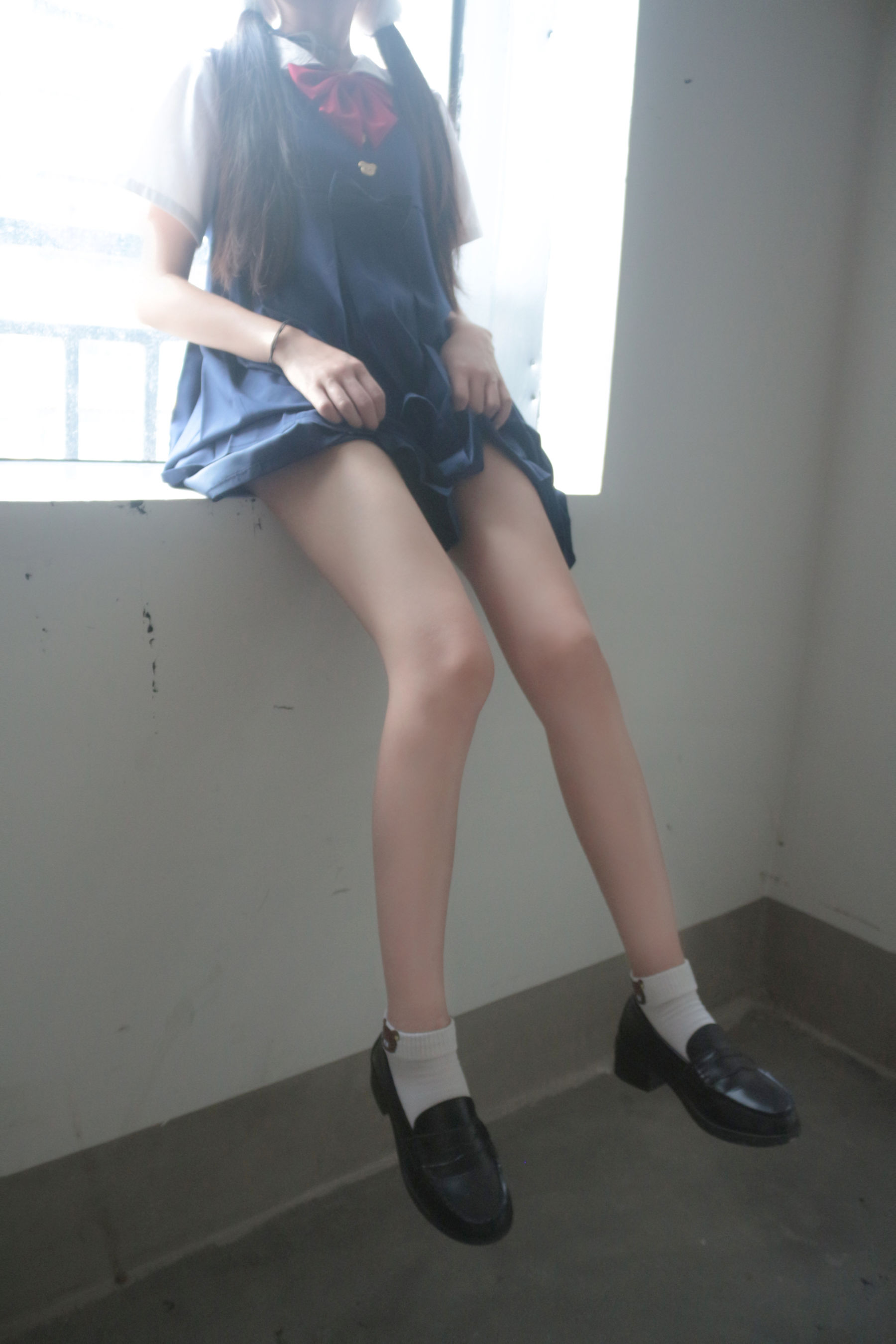 是暖暖呀 – 楼道阳光 [13P] - 秀人网免费无水印在线套图写真