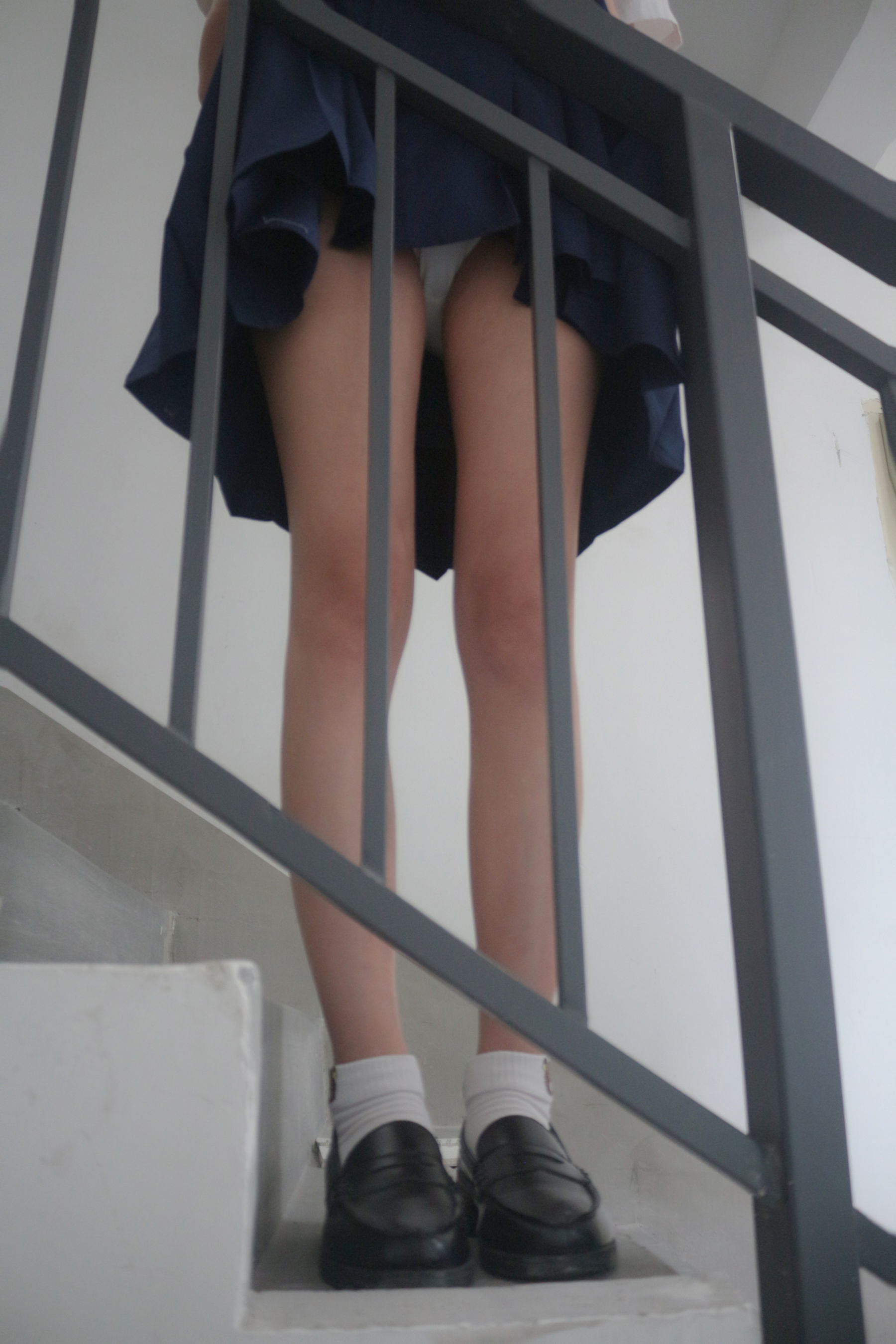 是暖暖呀 – 楼道阳光 [13P] - 秀人网免费无水印在线套图写真