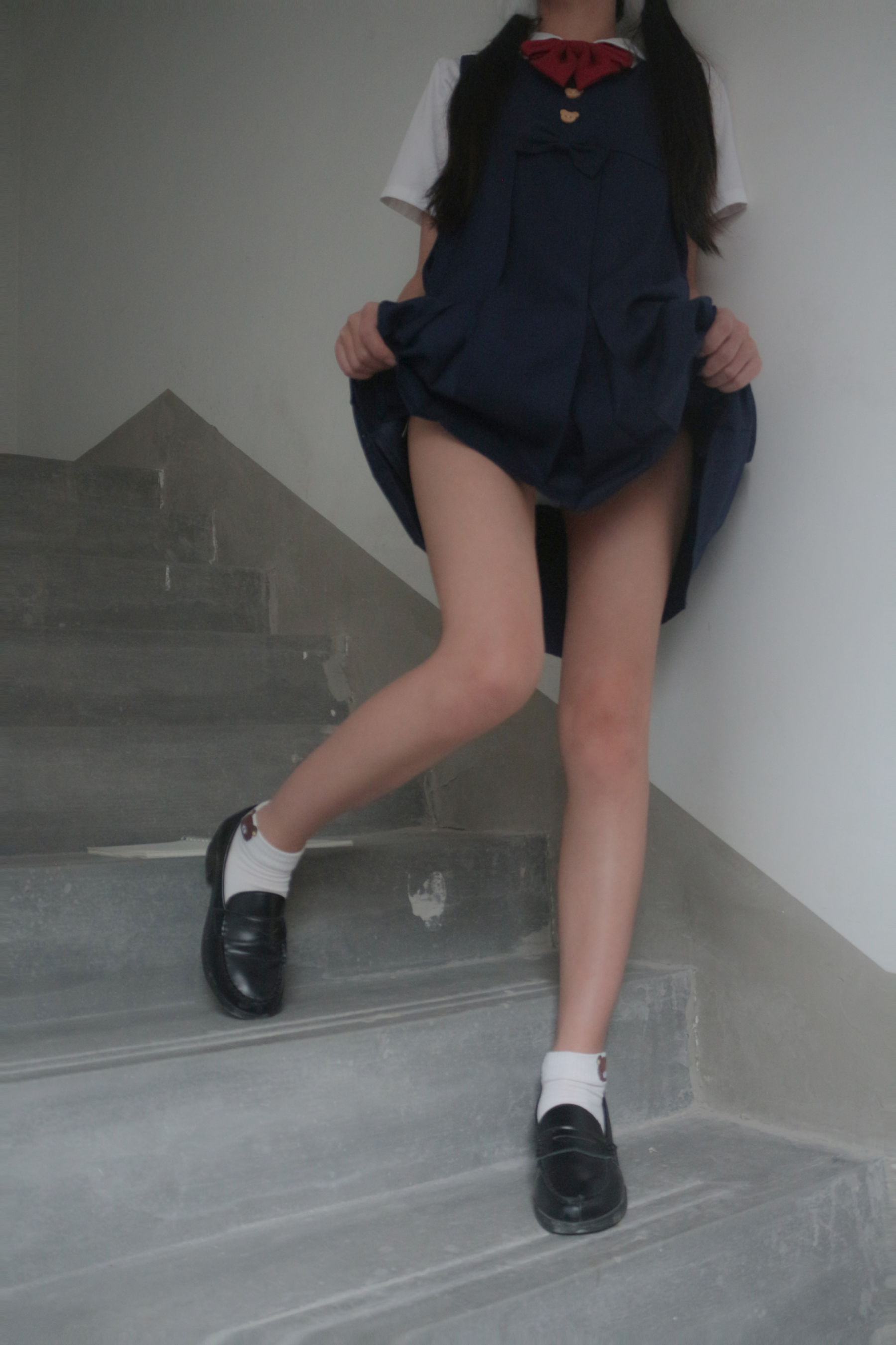 是暖暖呀 – 楼道阳光 [13P] - 秀人网免费无水印在线套图写真