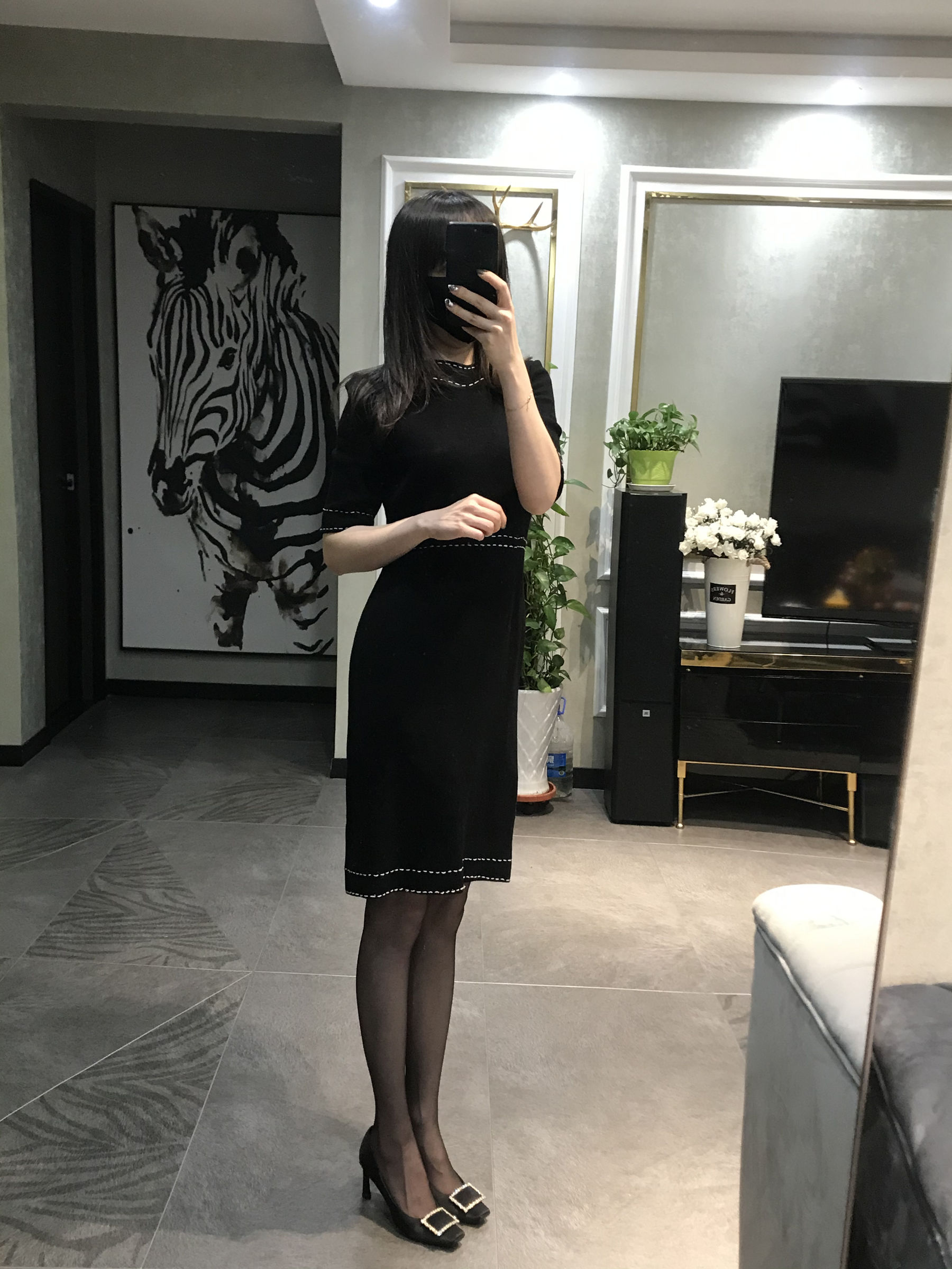 丝足博主麋鹿_Monroe 2020.04.06 难掩性感 [19P] - 秀人网免费无水印在线套图写真