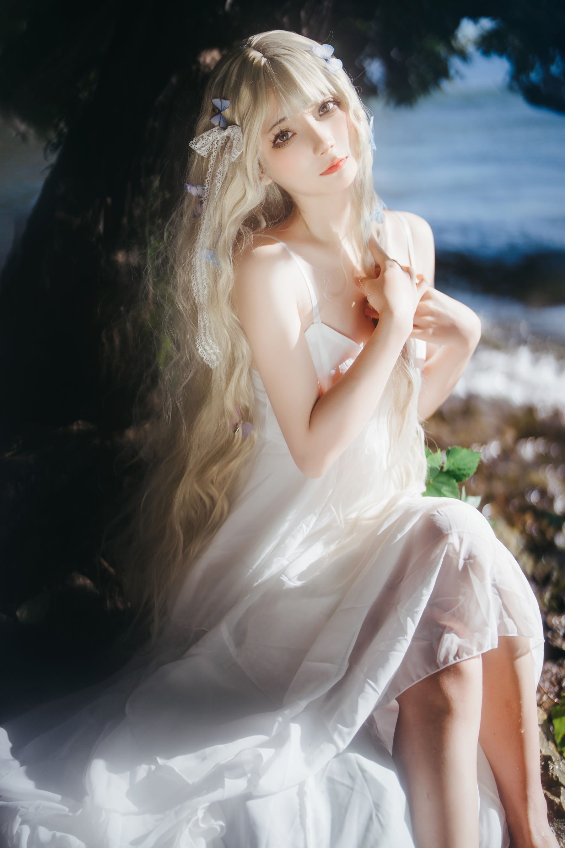 是三不是世w – 湖边白裙 [15P] - 秀人网免费无水印在线套图写真