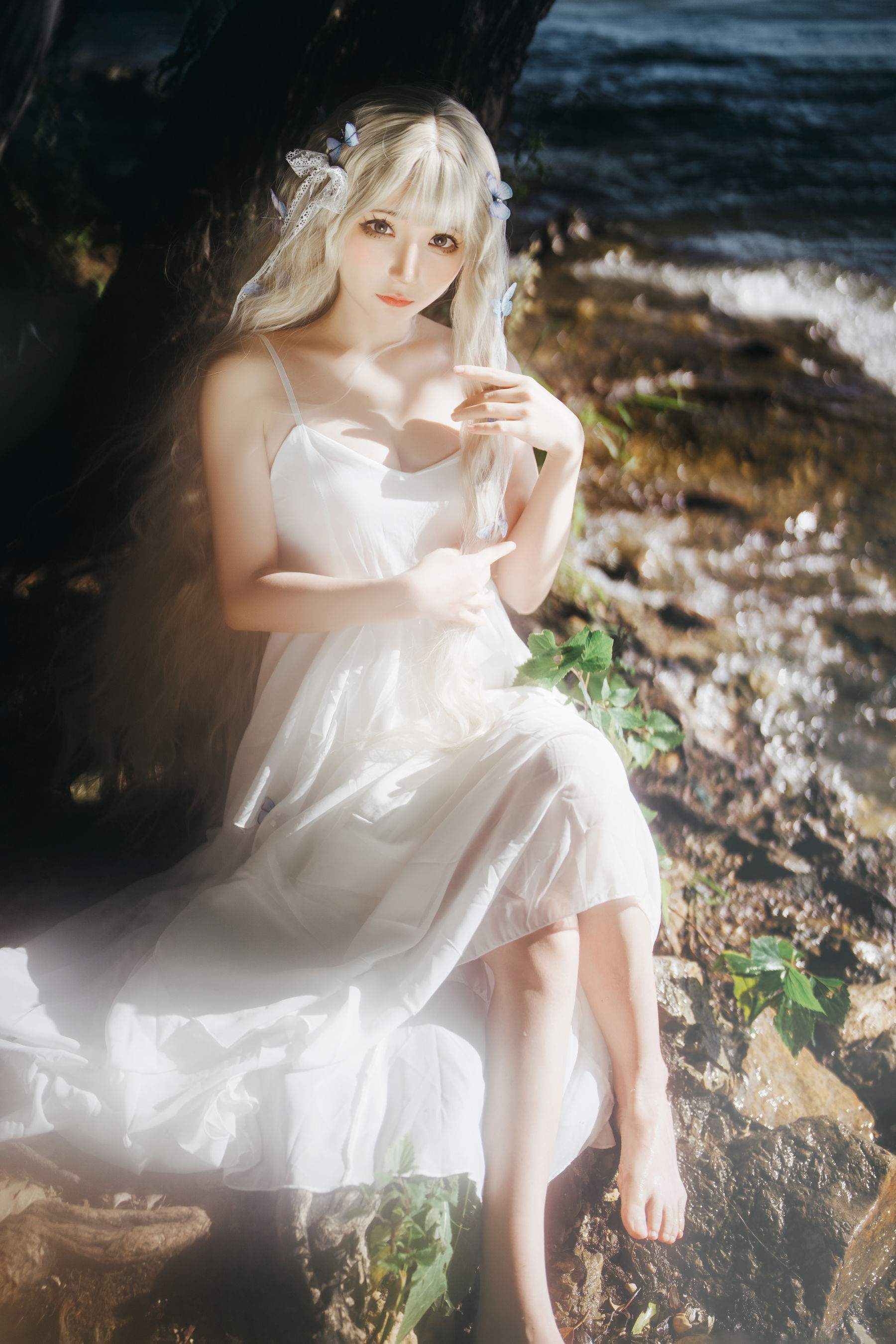 是三不是世w – 湖边白裙 [15P] - 秀人网免费无水印在线套图写真