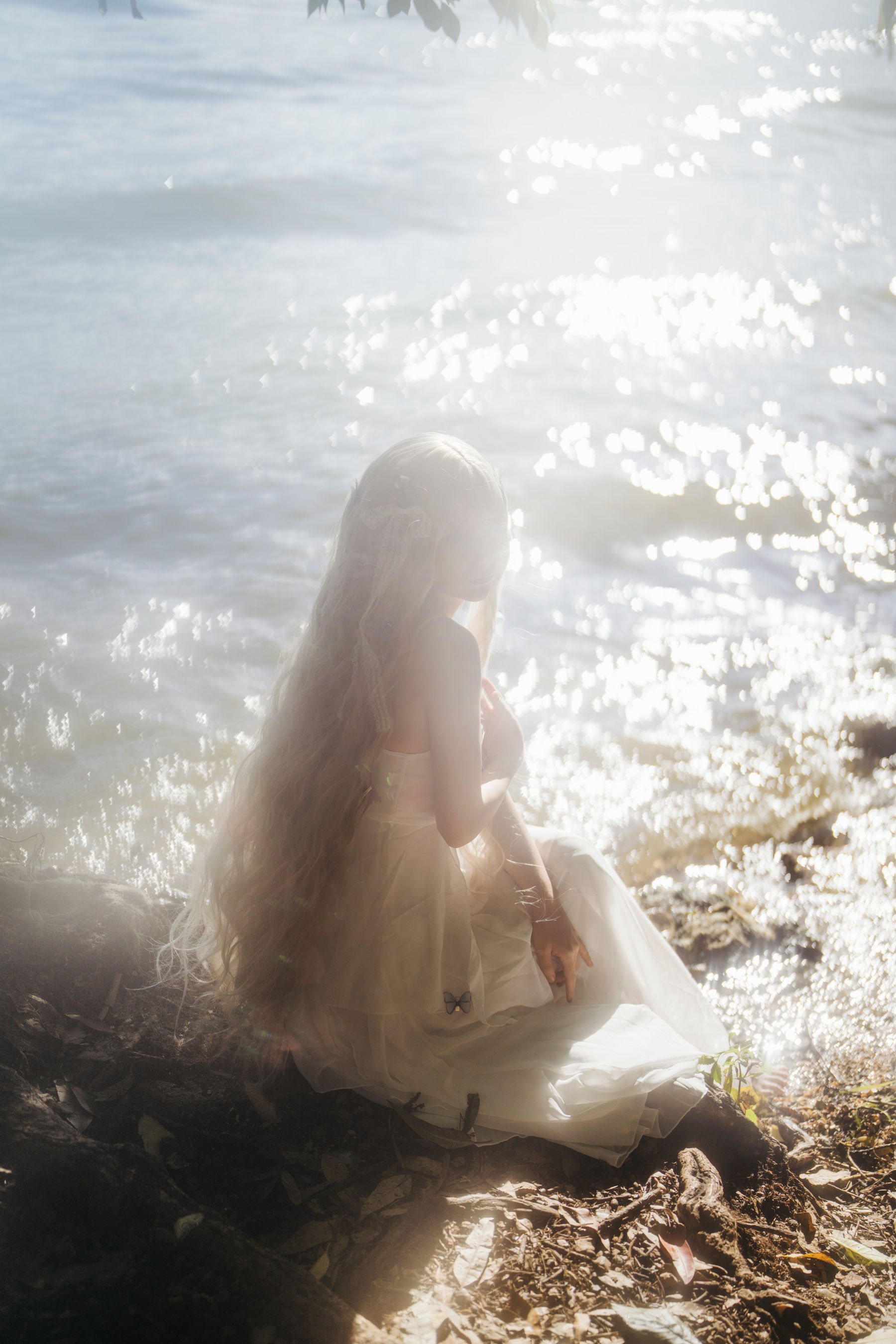 是三不是世w – 湖边白裙 [15P] - 秀人网免费无水印在线套图写真