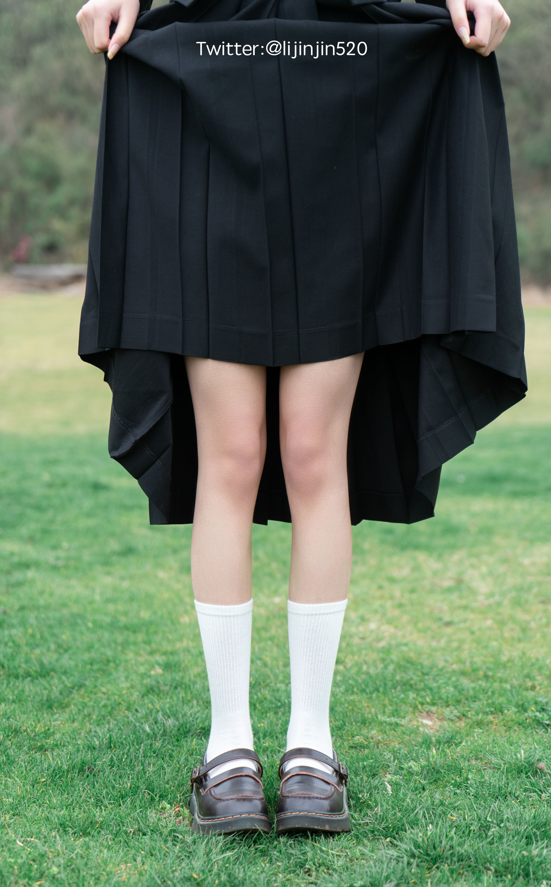 梨瑾瑾 – 户外黑长服 [20P] - 秀人网免费无水印在线套图写真